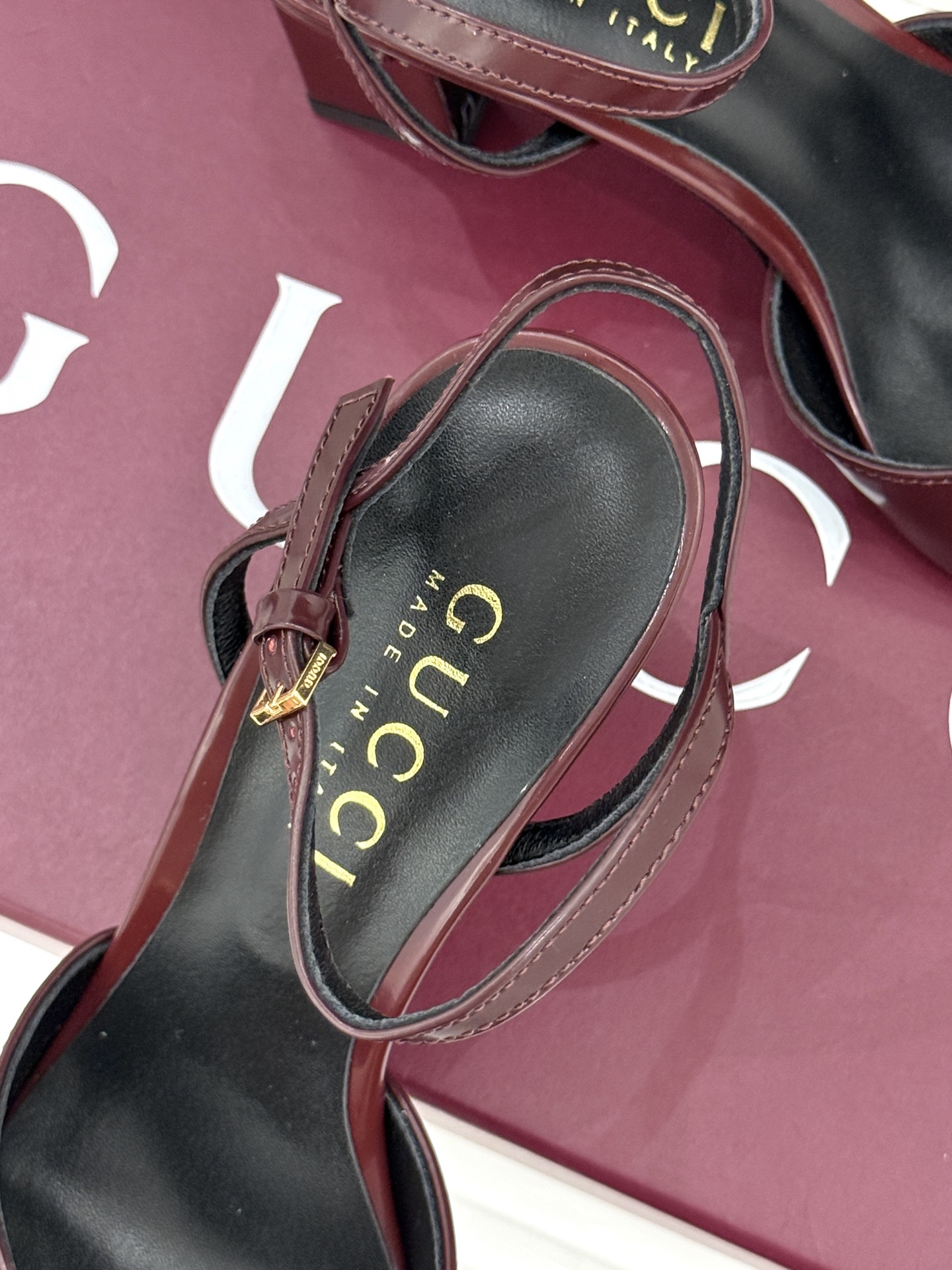 Gucci/古驰26WF新品马衔扣老花鱼嘴高跟凉鞋以经典马衔扣续写意式传奇 。鱼嘴剪裁轻露趾尖纤细猫跟勾