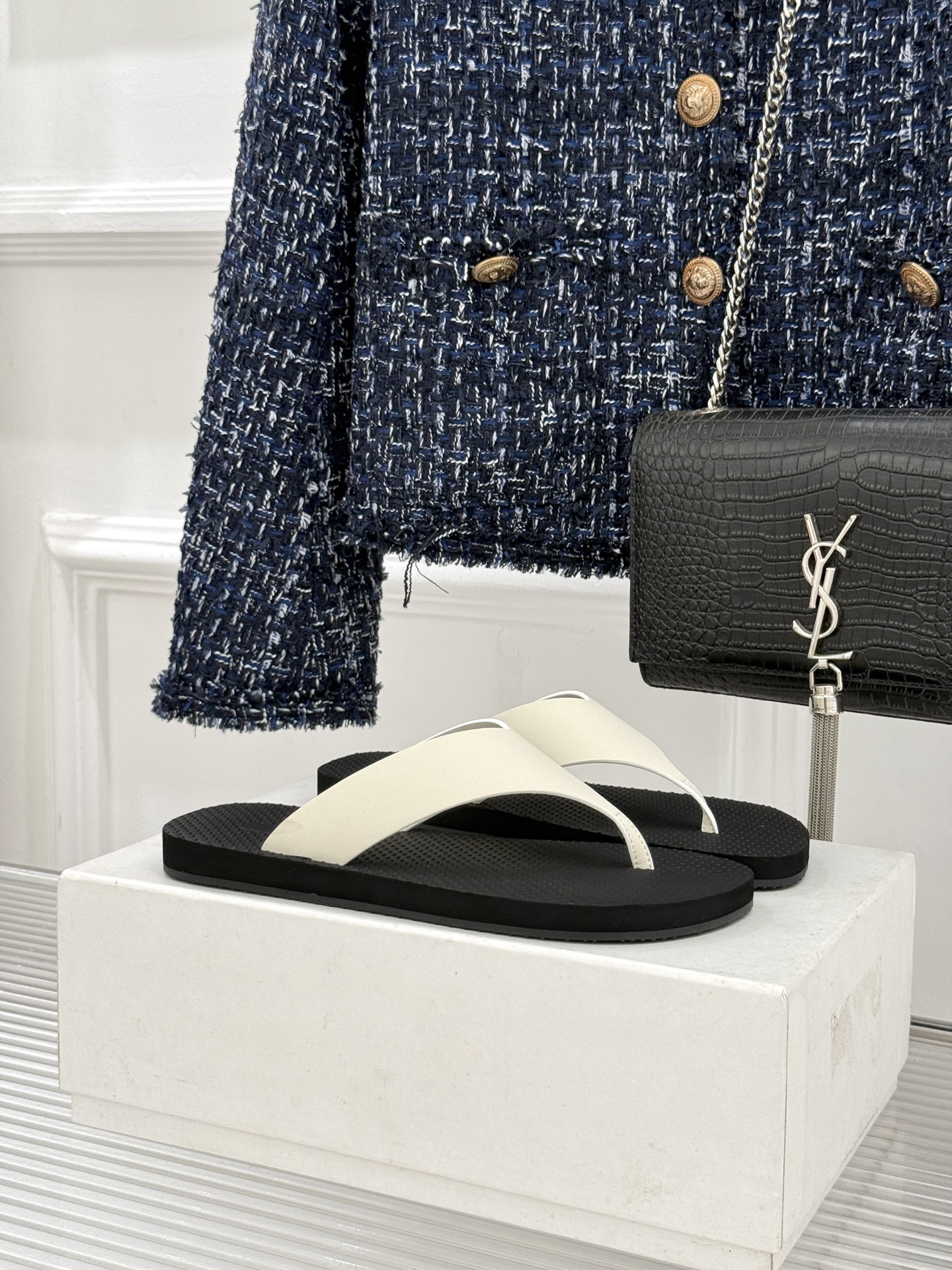 THE ROW 26WF新品简约沙滩拖 以极致简约重塑静奢风度假美学。细腻棉质罗缎与轻盈橡胶构成立体轮廓