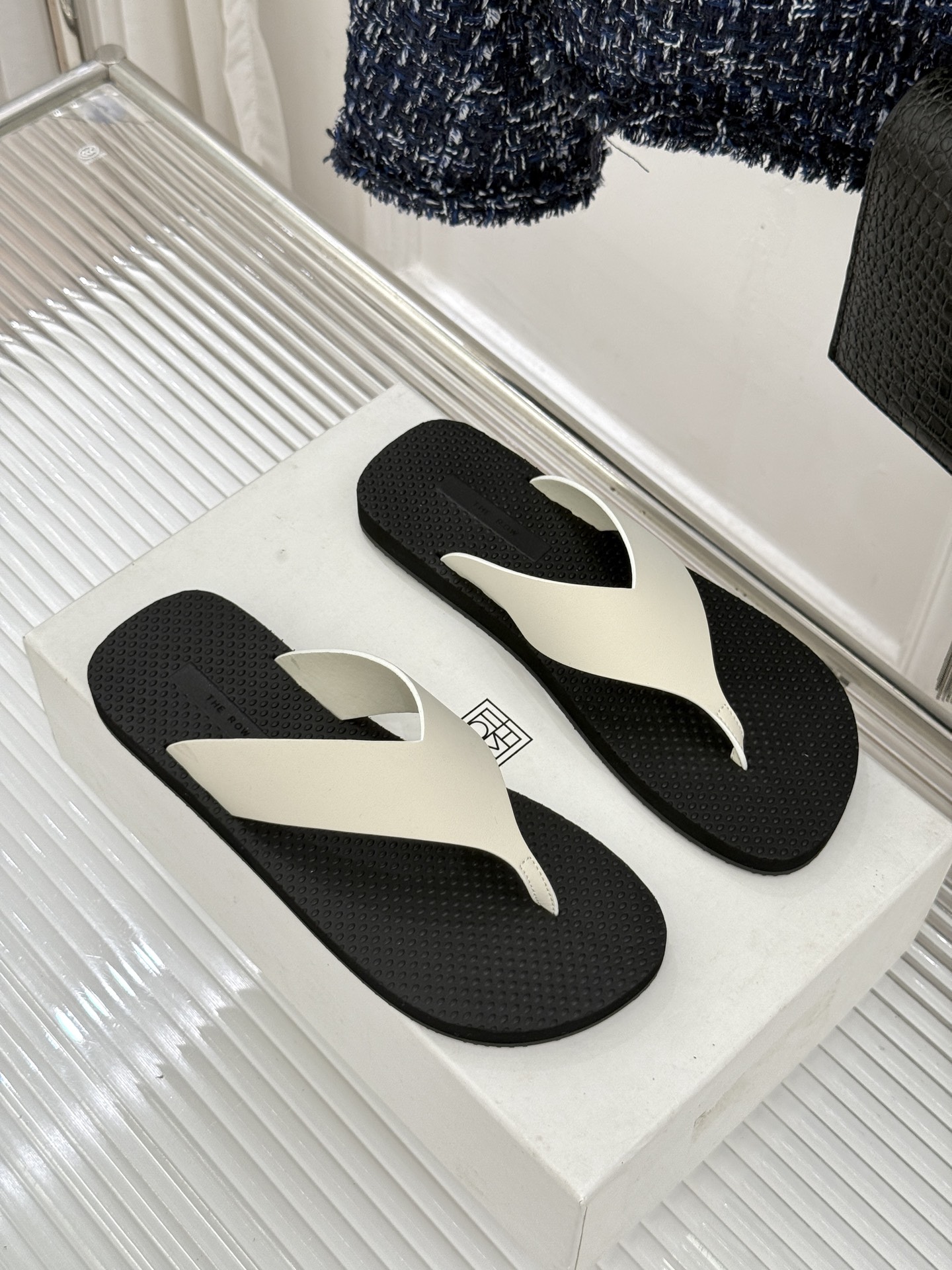 THE ROW 26WF新品简约沙滩拖 以极致简约重塑静奢风度假美学。细腻棉质罗缎与轻盈橡胶构成立体轮廓