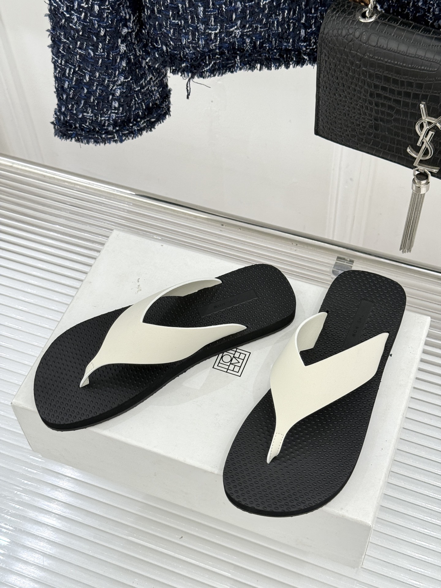 THE ROW 26WF新品简约沙滩拖 以极致简约重塑静奢风度假美学。细腻棉质罗缎与轻盈橡胶构成立体轮廓