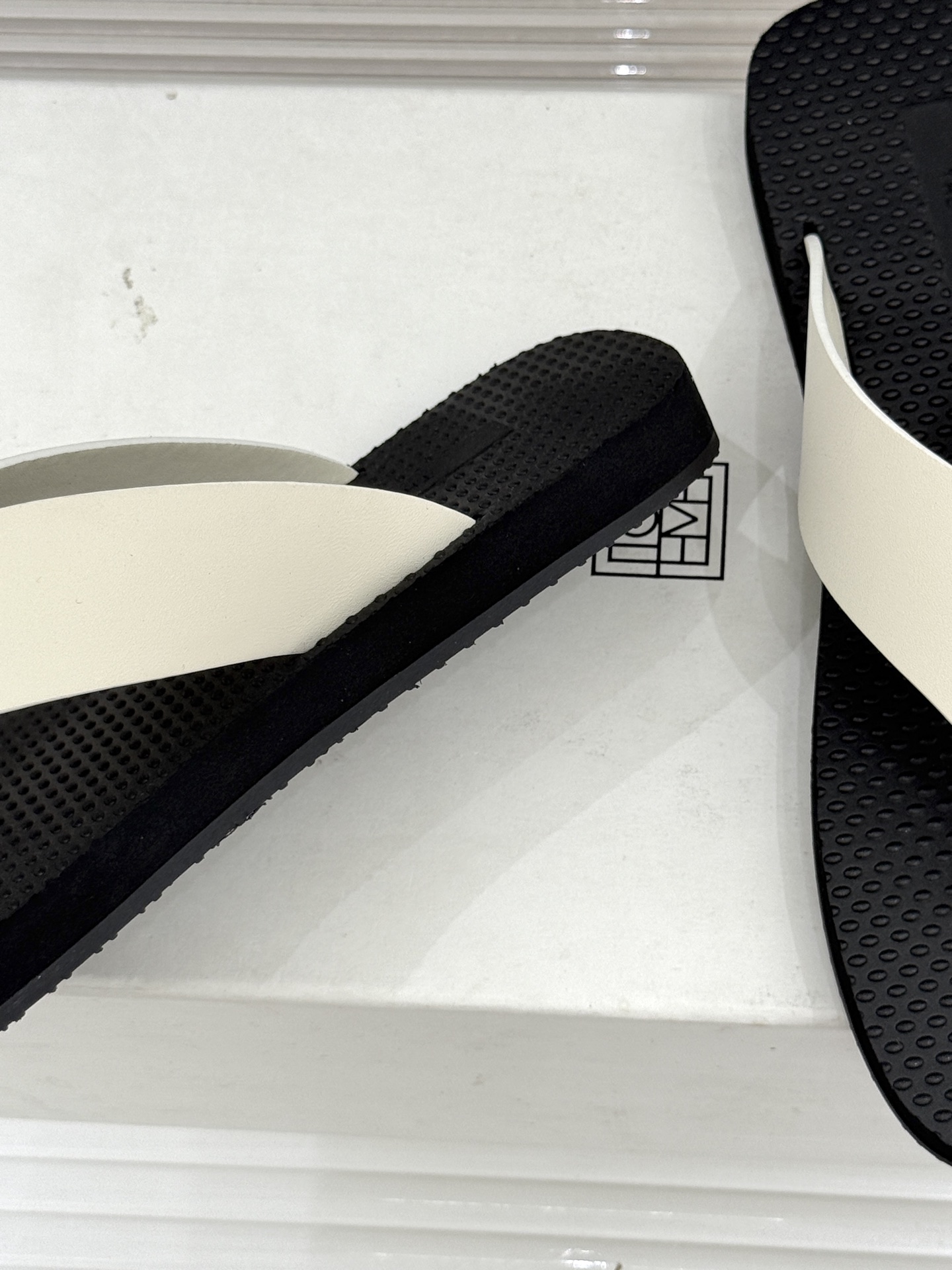 THE ROW 26WF新品简约沙滩拖 以极致简约重塑静奢风度假美学。细腻棉质罗缎与轻盈橡胶构成立体轮廓