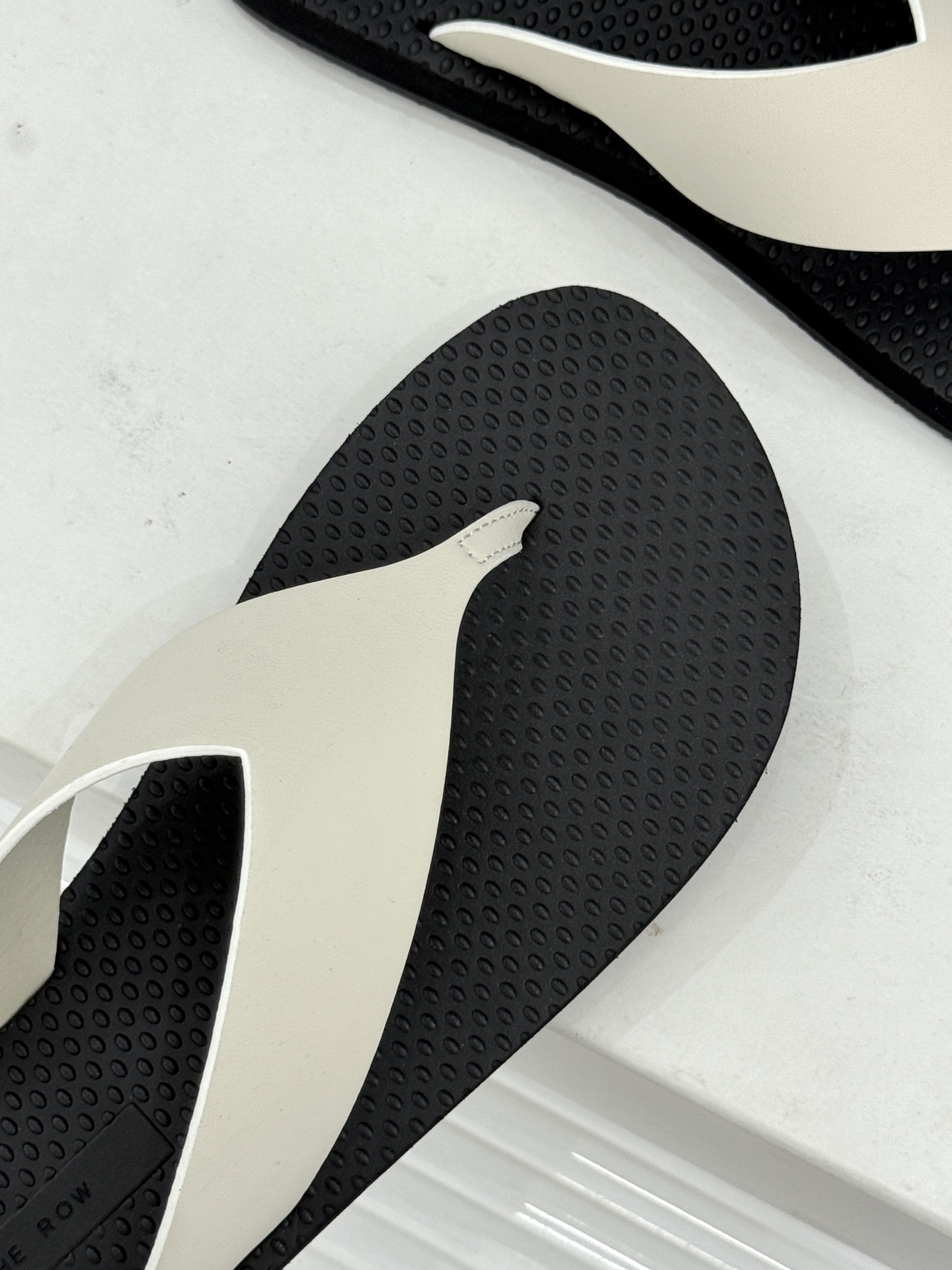 THE ROW 26WF新品简约沙滩拖 以极致简约重塑静奢风度假美学。细腻棉质罗缎与轻盈橡胶构成立体轮廓