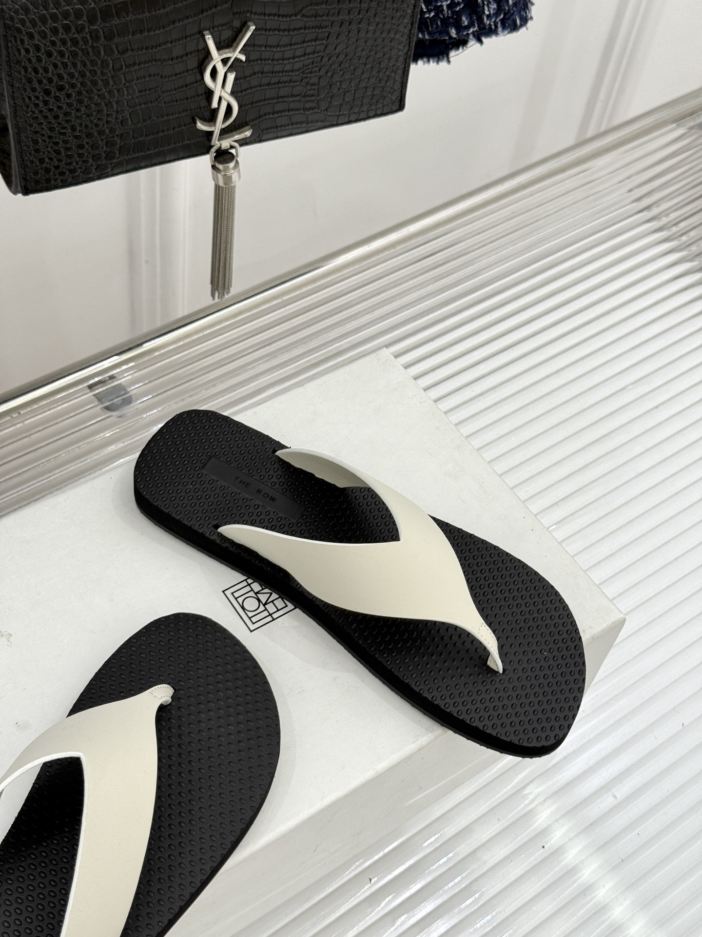 THE ROW 26WF新品简约沙滩拖 以极致简约重塑静奢风度假美学。细腻棉质罗缎与轻盈橡胶构成立体轮廓