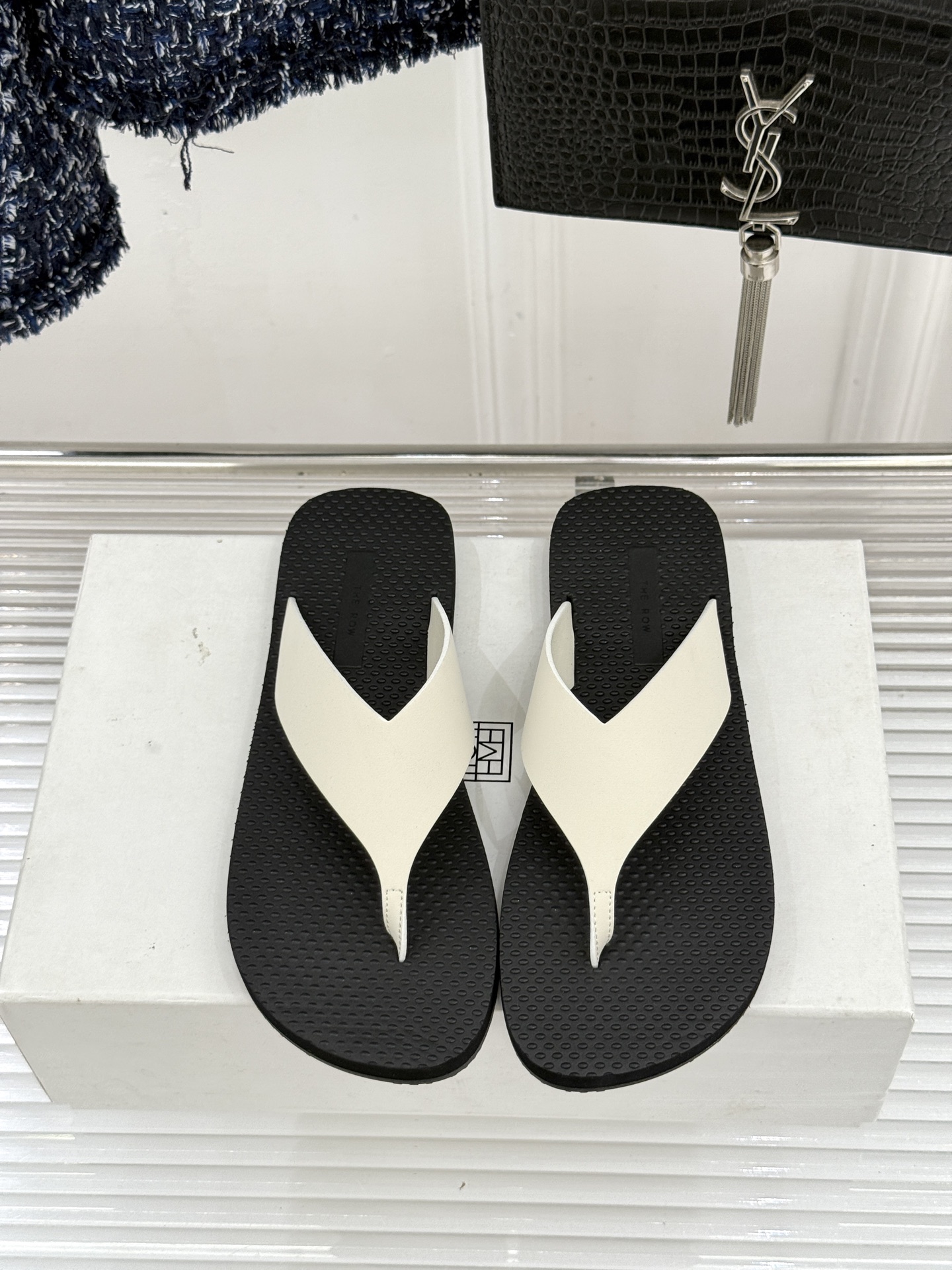 THE ROW 26WF新品简约沙滩拖 以极致简约重塑静奢风度假美学。细腻棉质罗缎与轻盈橡胶构成立体轮廓