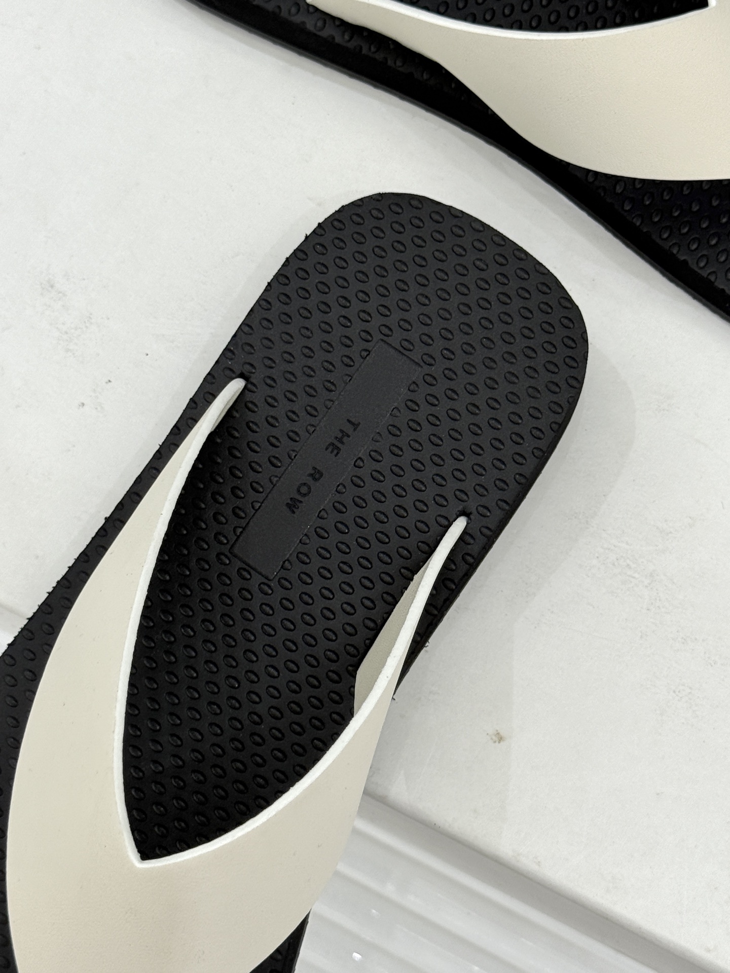 THE ROW 26WF新品简约沙滩拖 以极致简约重塑静奢风度假美学。细腻棉质罗缎与轻盈橡胶构成立体轮廓