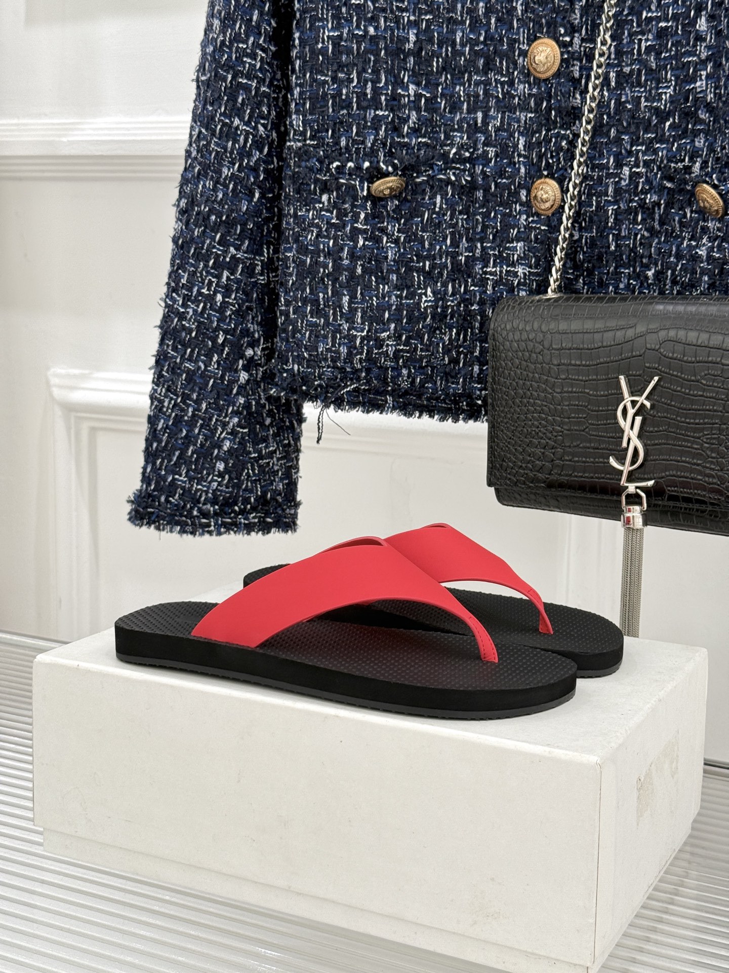 THE ROW 26WF新品简约沙滩拖 以极致简约重塑静奢风度假美学。细腻棉质罗缎与轻盈橡胶构成立体轮廓