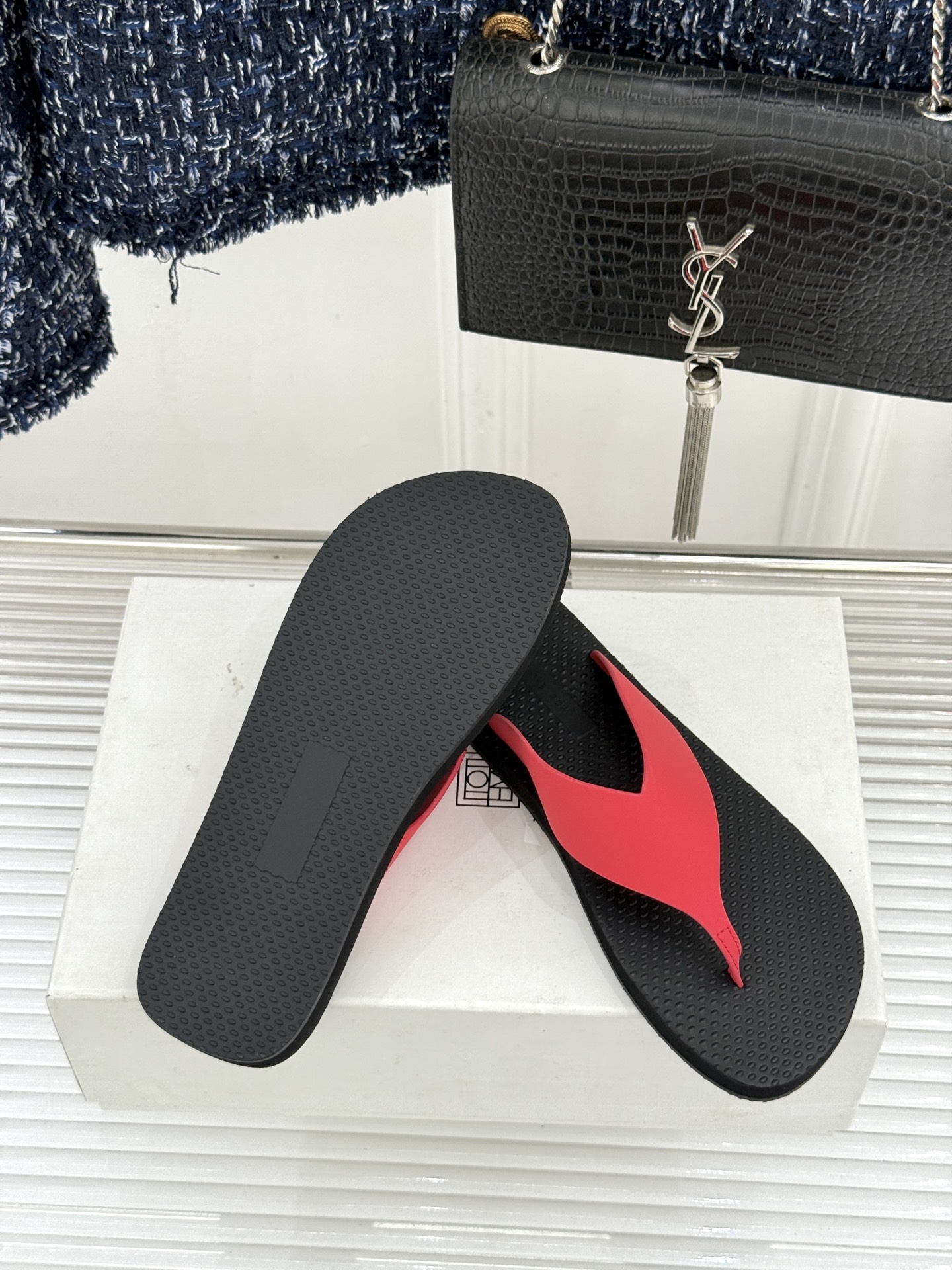 THE ROW 26WF新品简约沙滩拖 以极致简约重塑静奢风度假美学。细腻棉质罗缎与轻盈橡胶构成立体轮廓