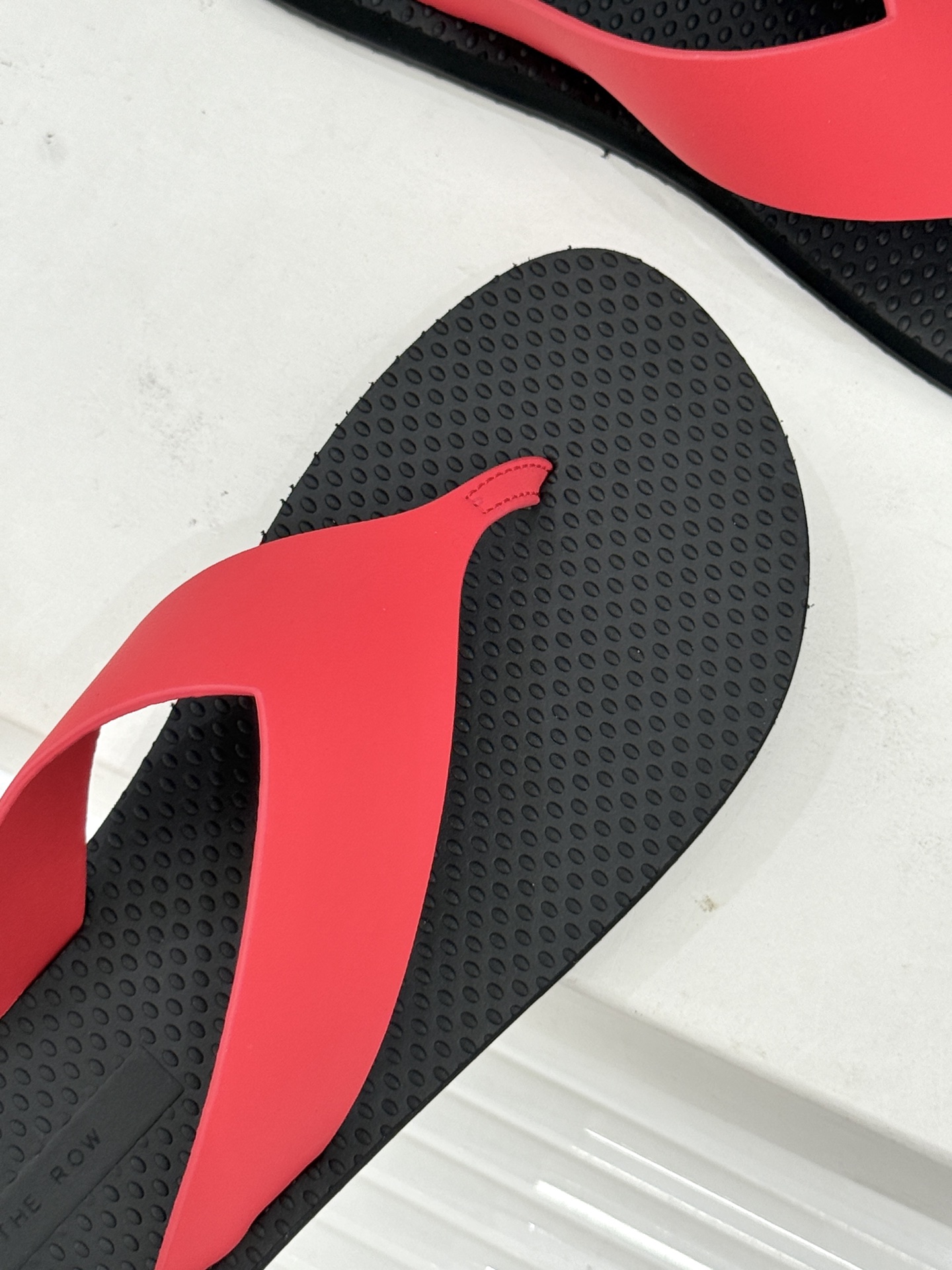 THE ROW 26WF新品简约沙滩拖 以极致简约重塑静奢风度假美学。细腻棉质罗缎与轻盈橡胶构成立体轮廓