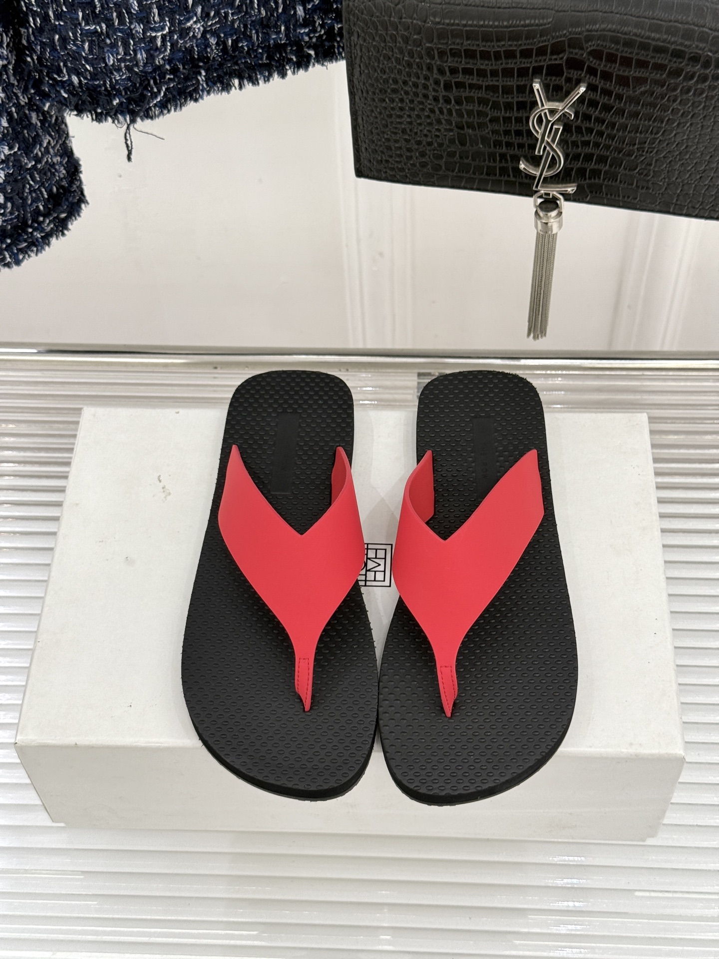 THE ROW 26WF新品简约沙滩拖 以极致简约重塑静奢风度假美学。细腻棉质罗缎与轻盈橡胶构成立体轮廓