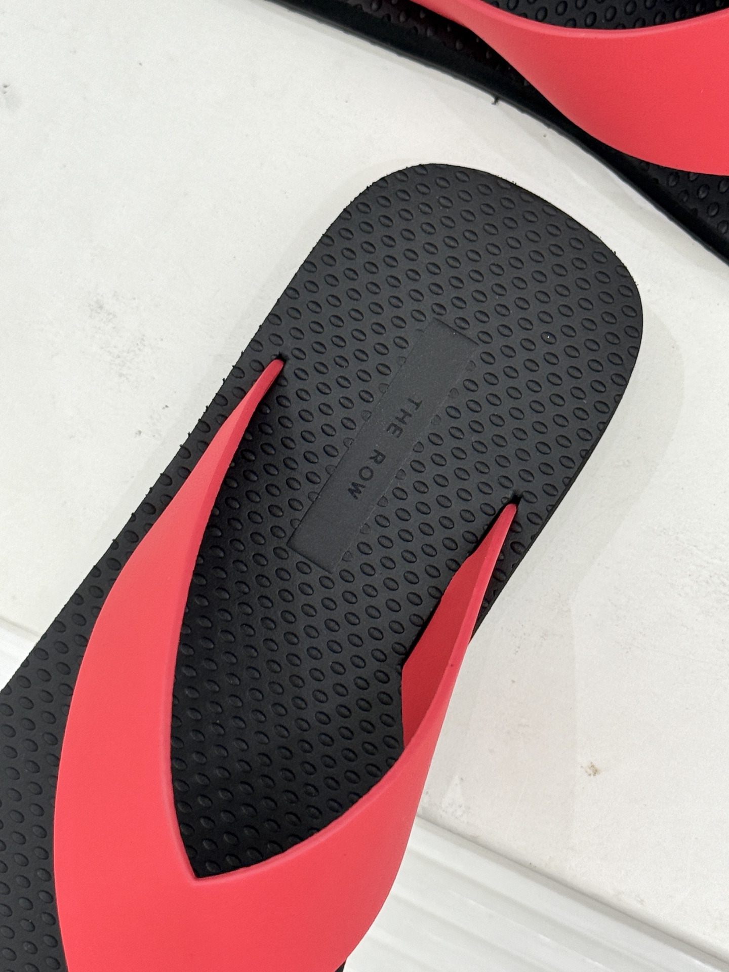 THE ROW 26WF新品简约沙滩拖 以极致简约重塑静奢风度假美学。细腻棉质罗缎与轻盈橡胶构成立体轮廓