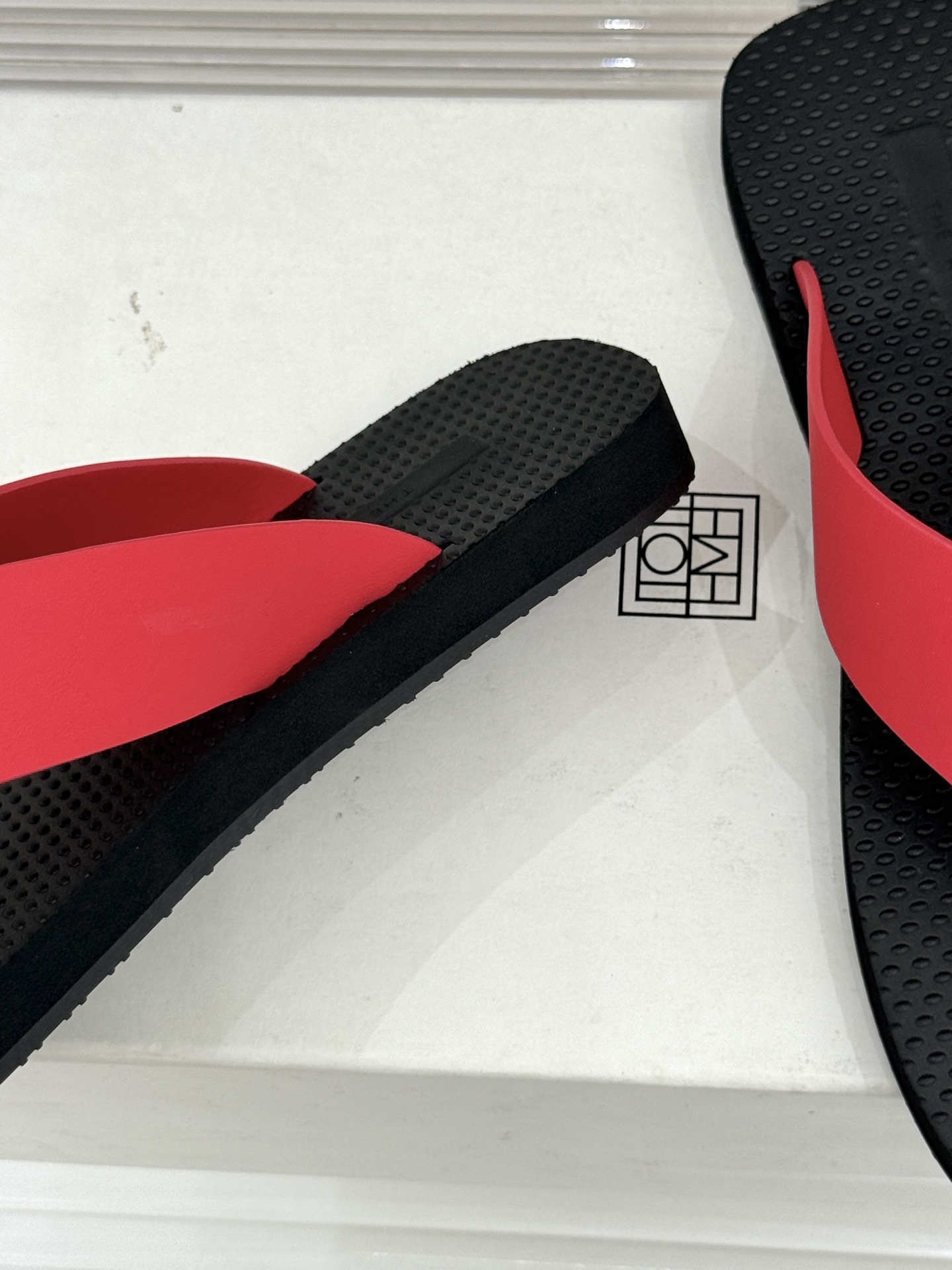 THE ROW 26WF新品简约沙滩拖 以极致简约重塑静奢风度假美学。细腻棉质罗缎与轻盈橡胶构成立体轮廓