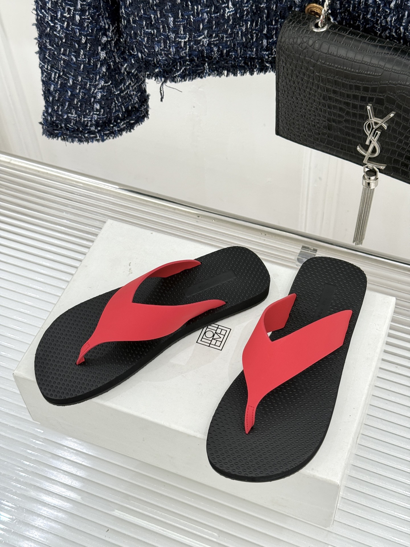 THE ROW 26WF新品简约沙滩拖 以极致简约重塑静奢风度假美学。细腻棉质罗缎与轻盈橡胶构成立体轮廓