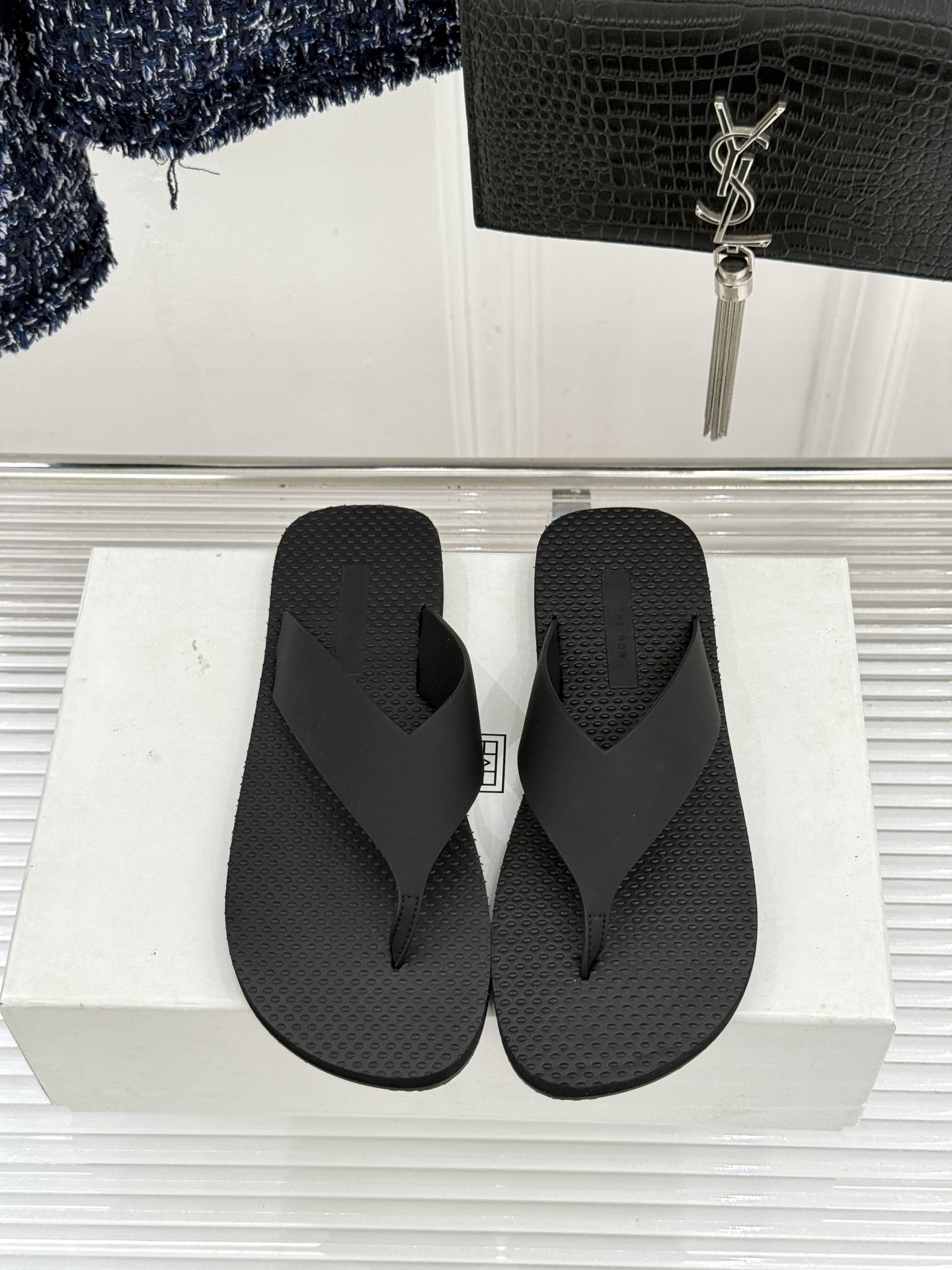 THE ROW 26WF新品简约沙滩拖 以极致简约重塑静奢风度假美学。细腻棉质罗缎与轻盈橡胶构成立体轮廓