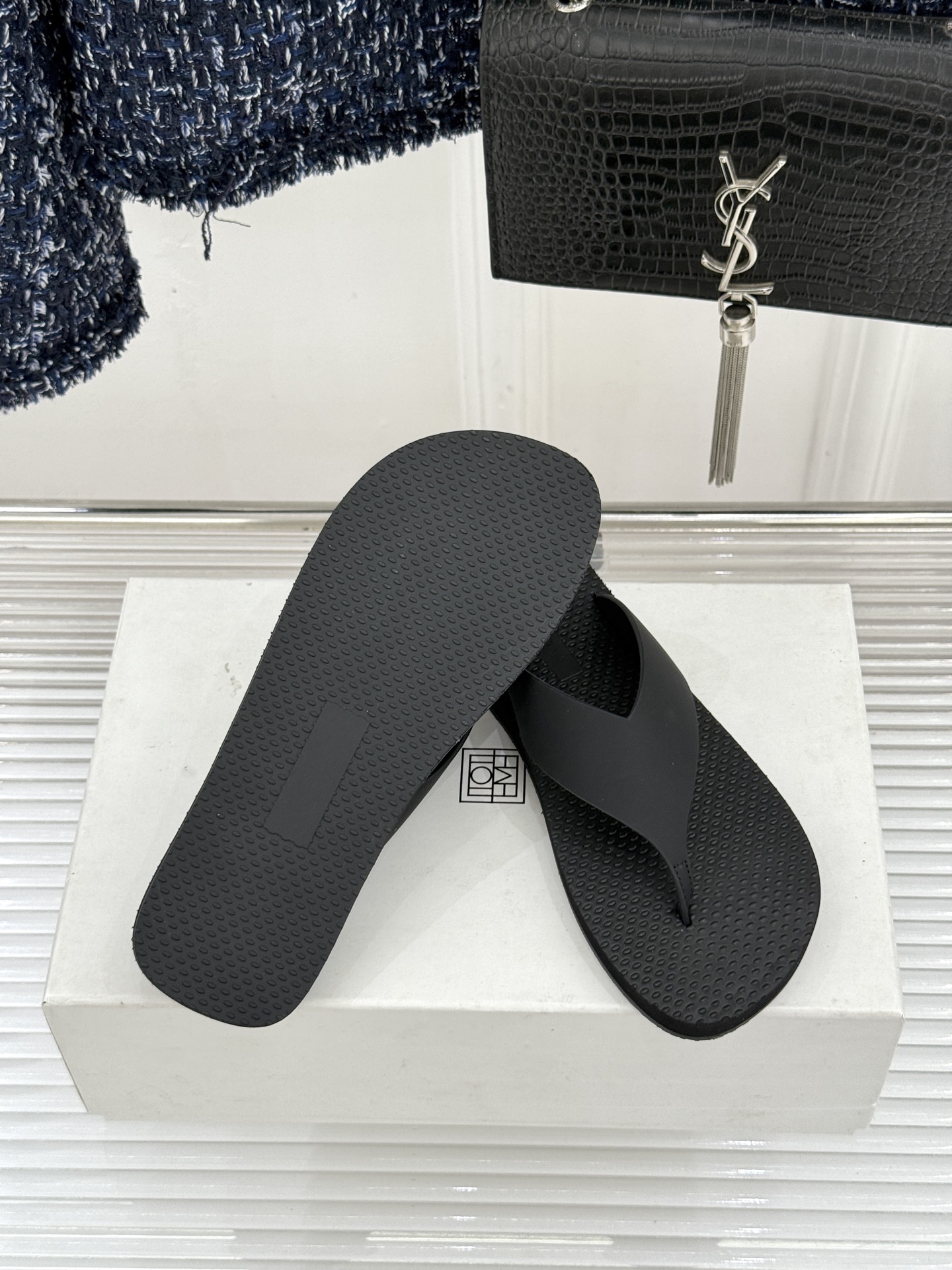 THE ROW 26WF新品简约沙滩拖 以极致简约重塑静奢风度假美学。细腻棉质罗缎与轻盈橡胶构成立体轮廓