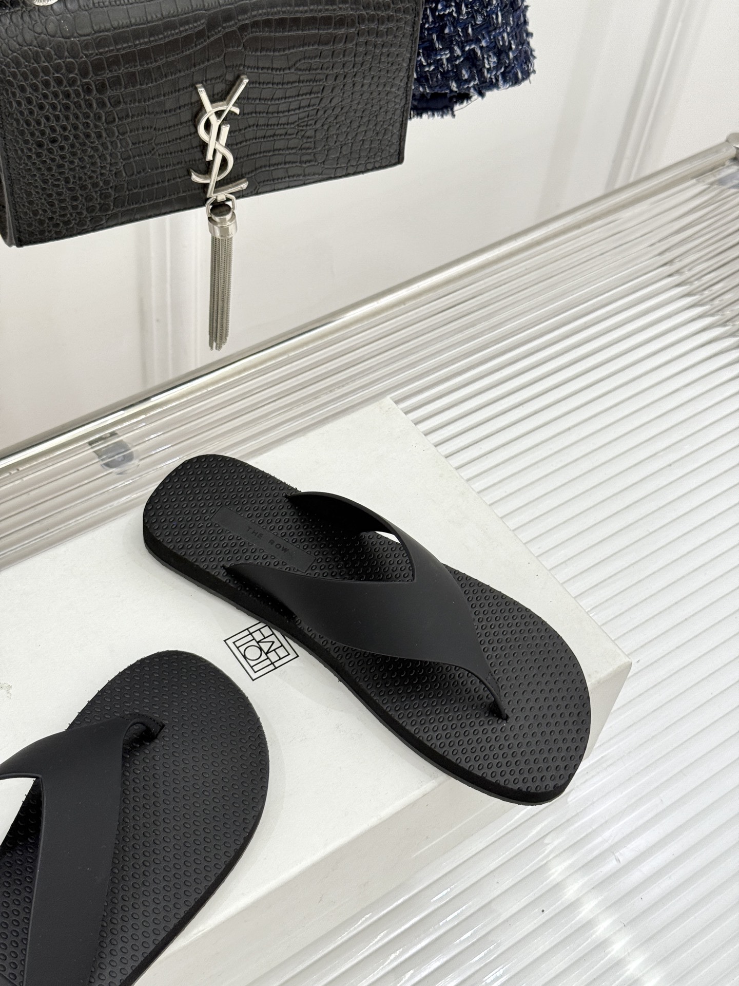 THE ROW 26WF新品简约沙滩拖 以极致简约重塑静奢风度假美学。细腻棉质罗缎与轻盈橡胶构成立体轮廓