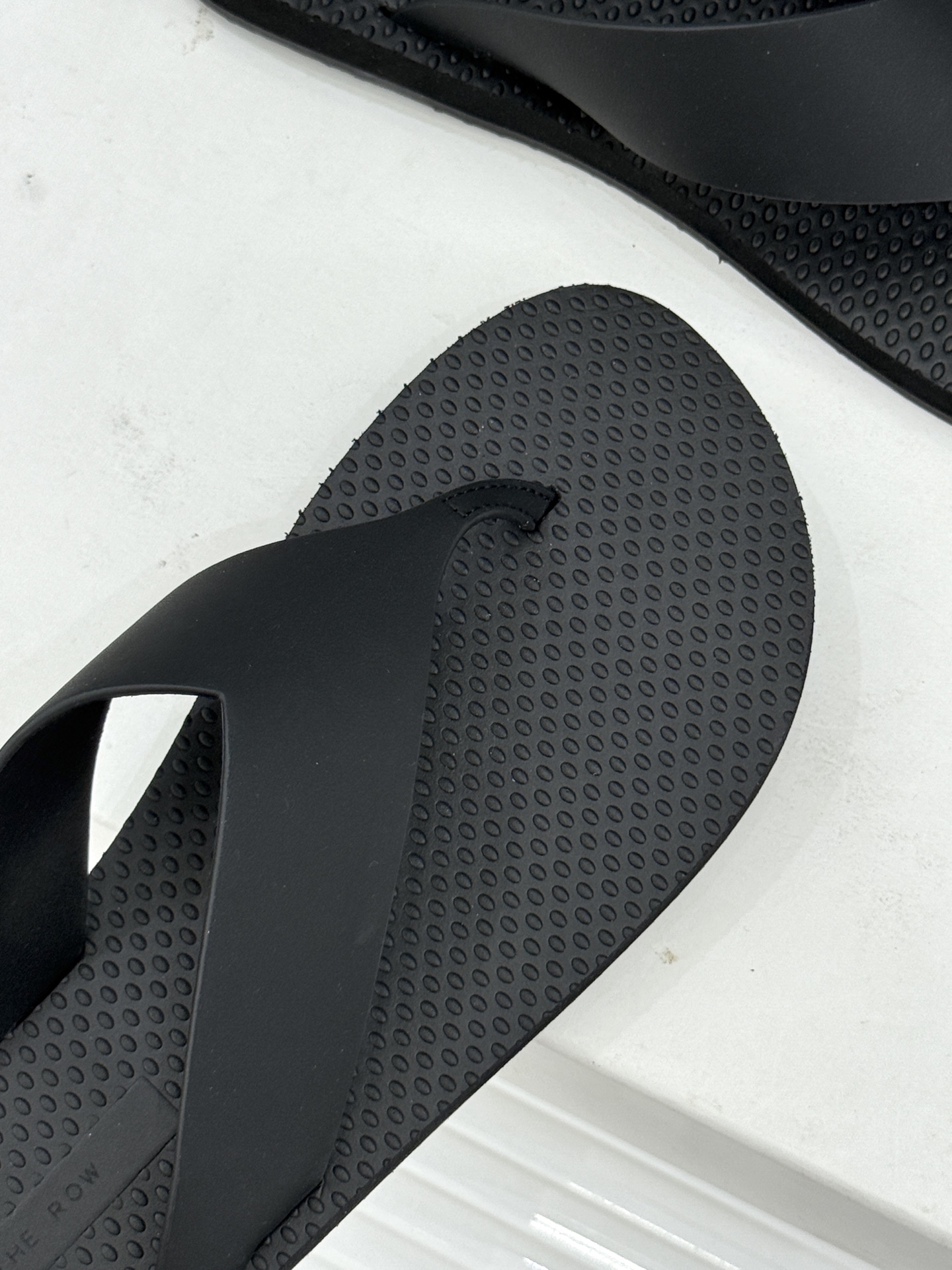 THE ROW 26WF新品简约沙滩拖 以极致简约重塑静奢风度假美学。细腻棉质罗缎与轻盈橡胶构成立体轮廓