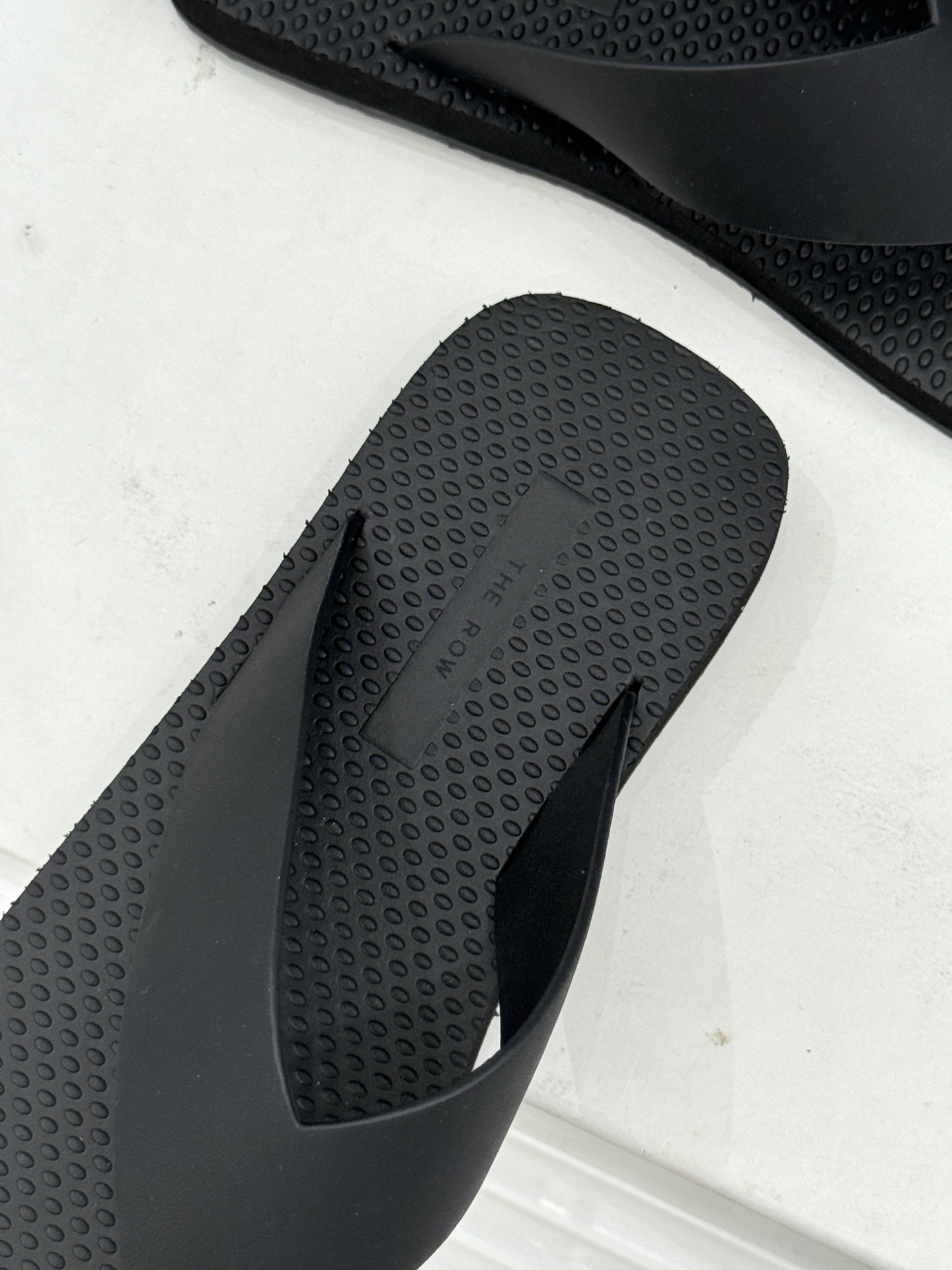 THE ROW 26WF新品简约沙滩拖 以极致简约重塑静奢风度假美学。细腻棉质罗缎与轻盈橡胶构成立体轮廓