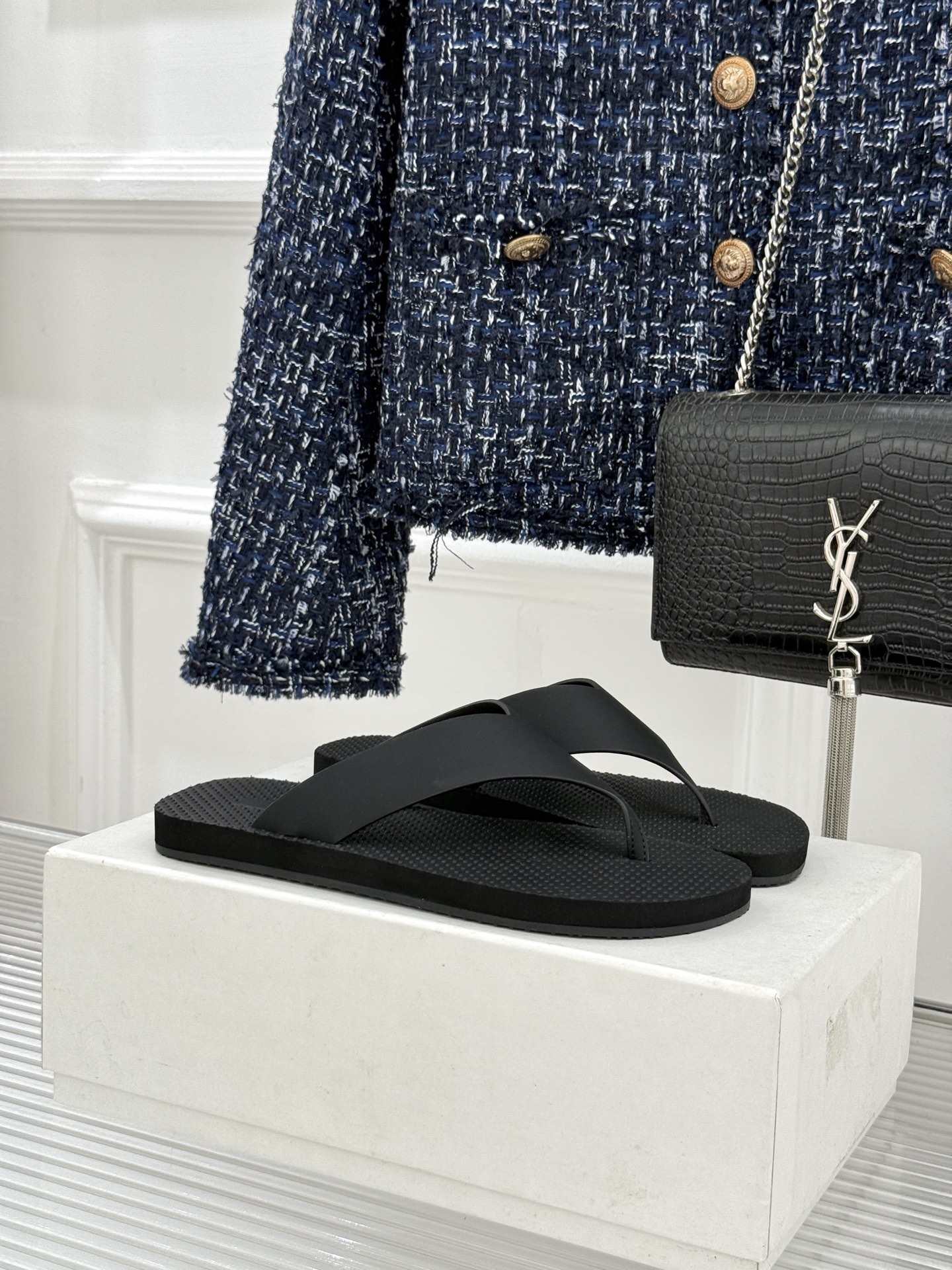 THE ROW 26WF新品简约沙滩拖 以极致简约重塑静奢风度假美学。细腻棉质罗缎与轻盈橡胶构成立体轮廓