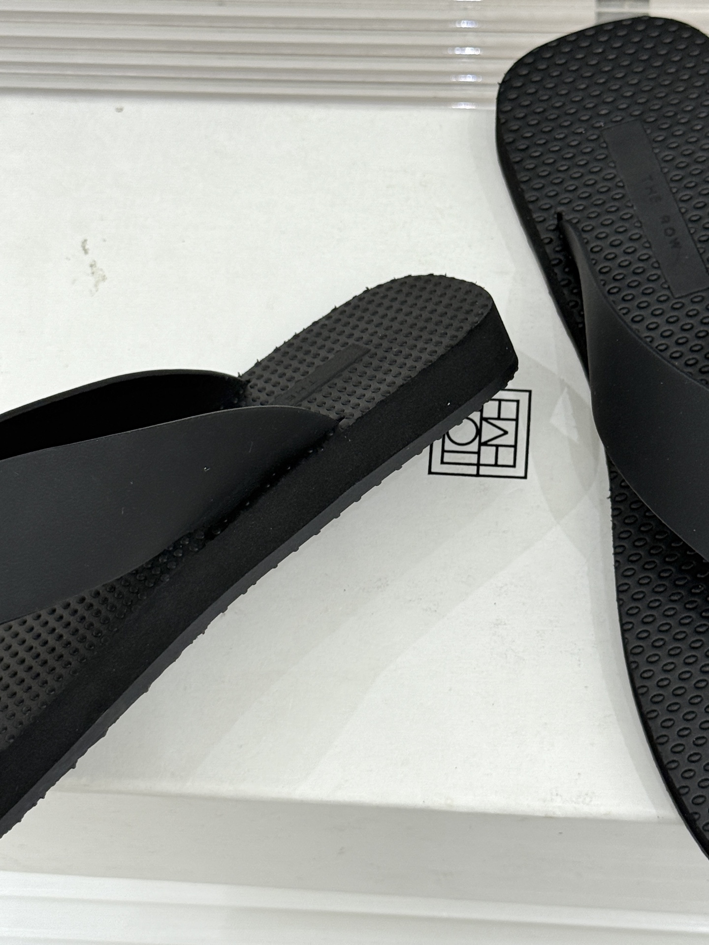 THE ROW 26WF新品简约沙滩拖 以极致简约重塑静奢风度假美学。细腻棉质罗缎与轻盈橡胶构成立体轮廓