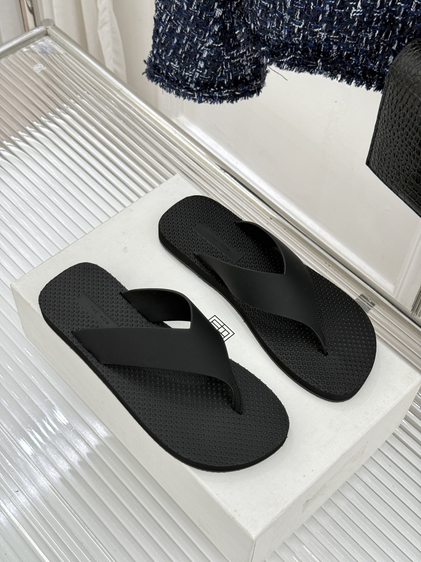 THE ROW 26WF新品简约沙滩拖 以极致简约重塑静奢风度假美学。细腻棉质罗缎与轻盈橡胶构成立体轮廓