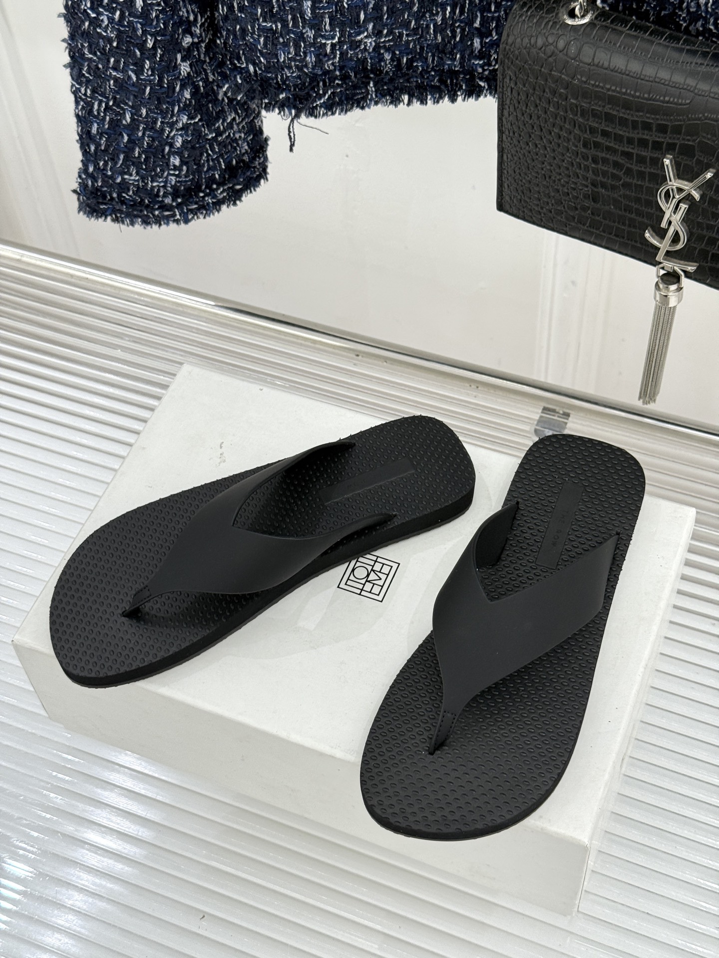 THE ROW 26WF新品简约沙滩拖 以极致简约重塑静奢风度假美学。细腻棉质罗缎与轻盈橡胶构成立体轮廓