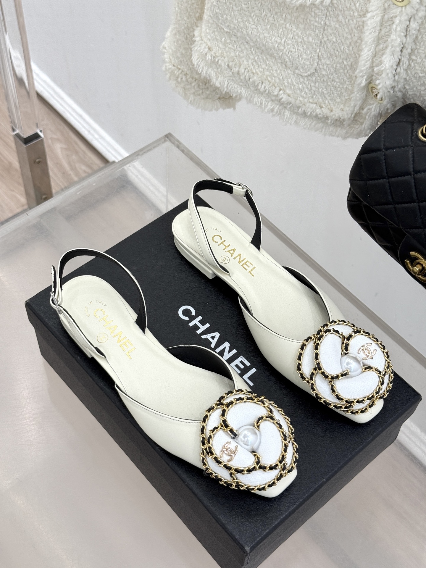 CHANE* ｜小香双C链条山茶花平底后空凉鞋将双C、链条与山茶花符号完美交织。柔滑小羊皮贴合足背 细腻