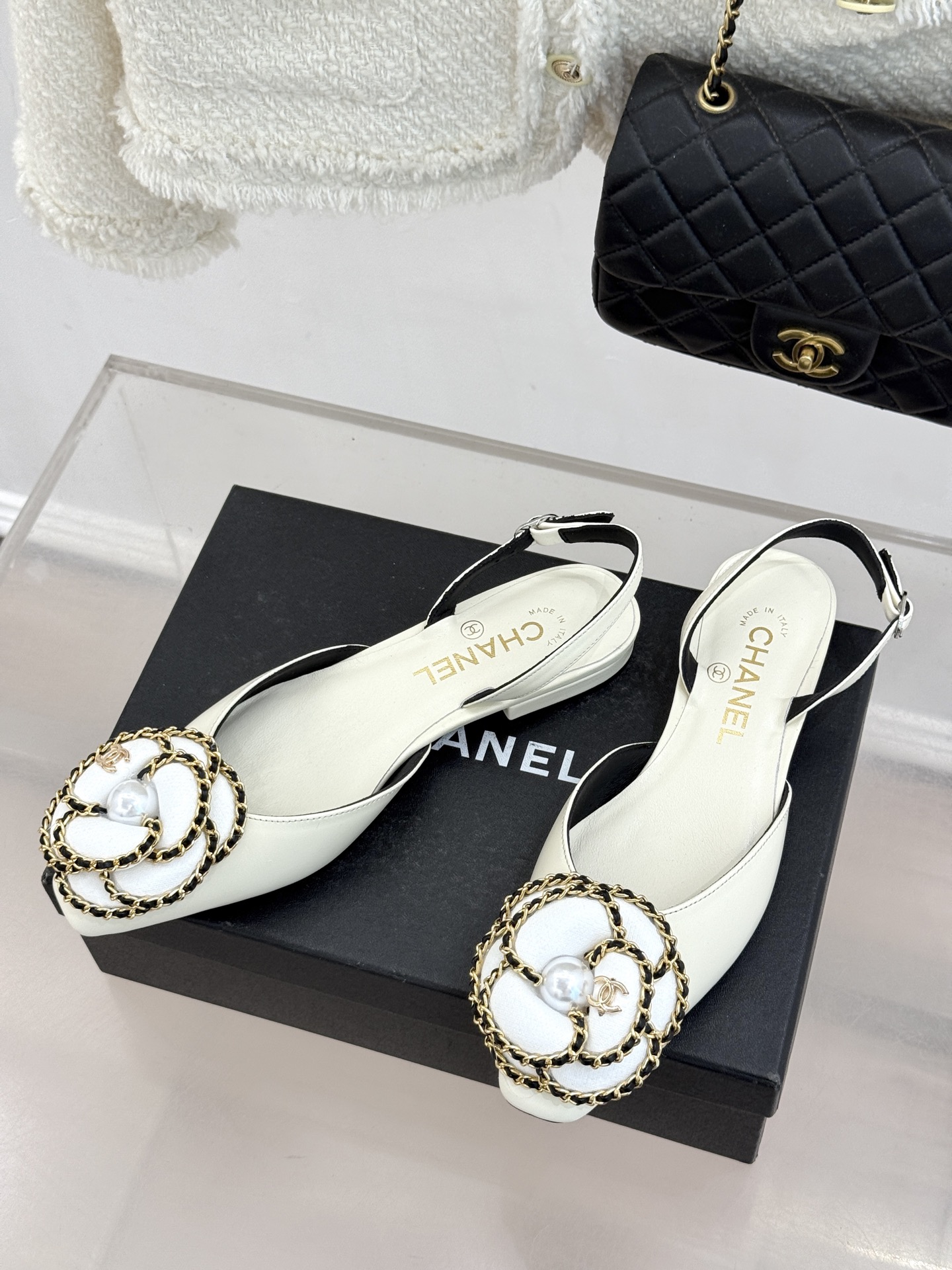 CHANE* ｜小香双C链条山茶花平底后空凉鞋将双C、链条与山茶花符号完美交织。柔滑小羊皮贴合足背 细腻