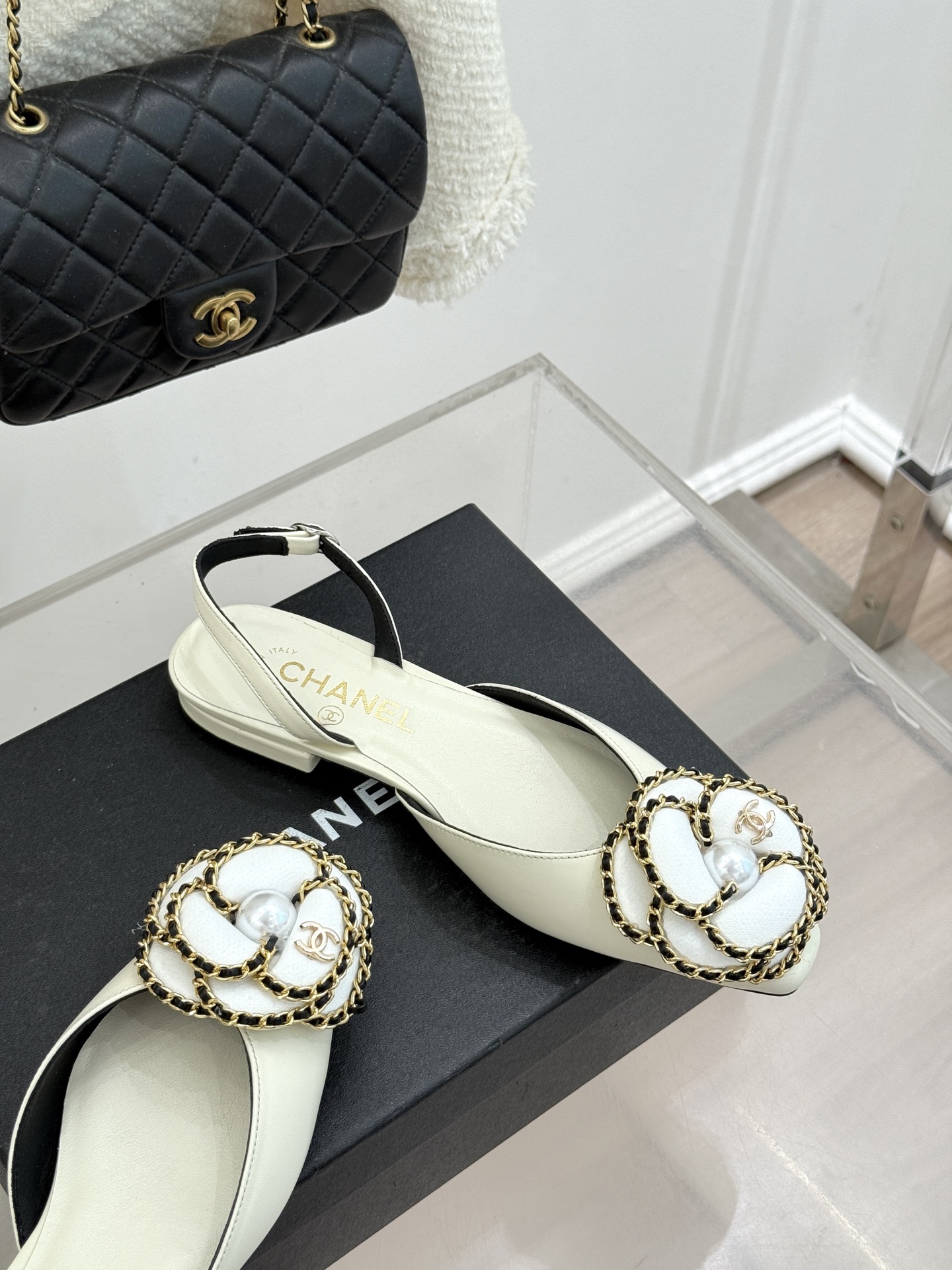 CHANE* ｜小香双C链条山茶花平底后空凉鞋将双C、链条与山茶花符号完美交织。柔滑小羊皮贴合足背 细腻