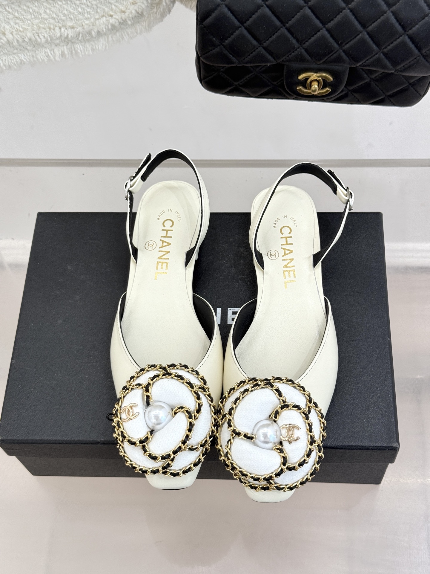 CHANE* ｜小香双C链条山茶花平底后空凉鞋将双C、链条与山茶花符号完美交织。柔滑小羊皮贴合足背 细腻