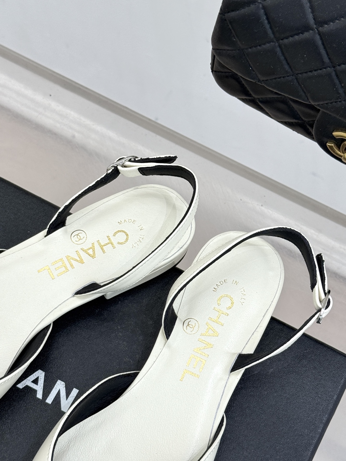 CHANE* ｜小香双C链条山茶花平底后空凉鞋将双C、链条与山茶花符号完美交织。柔滑小羊皮贴合足背 细腻