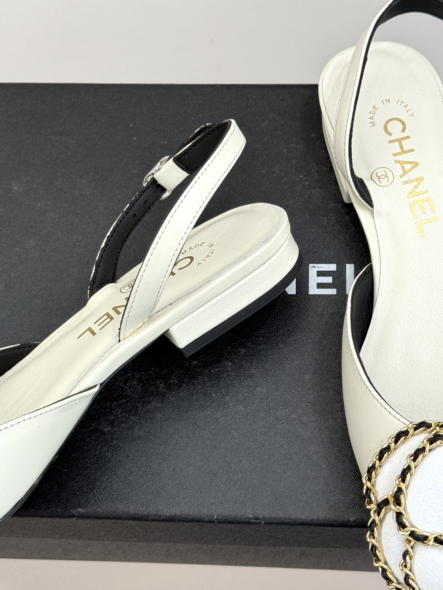 CHANE* ｜小香双C链条山茶花平底后空凉鞋将双C、链条与山茶花符号完美交织。柔滑小羊皮贴合足背 细腻