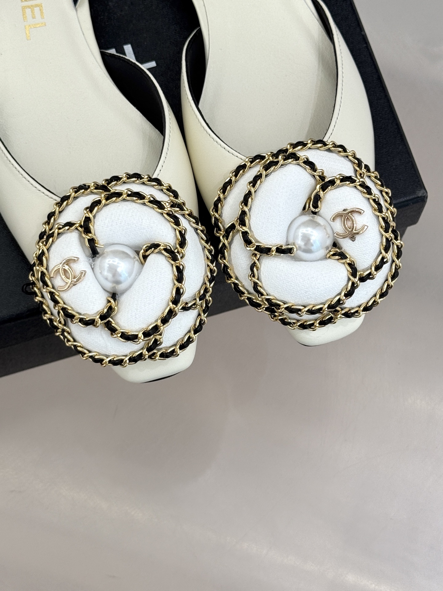 CHANE* ｜小香双C链条山茶花平底后空凉鞋将双C、链条与山茶花符号完美交织。柔滑小羊皮贴合足背 细腻