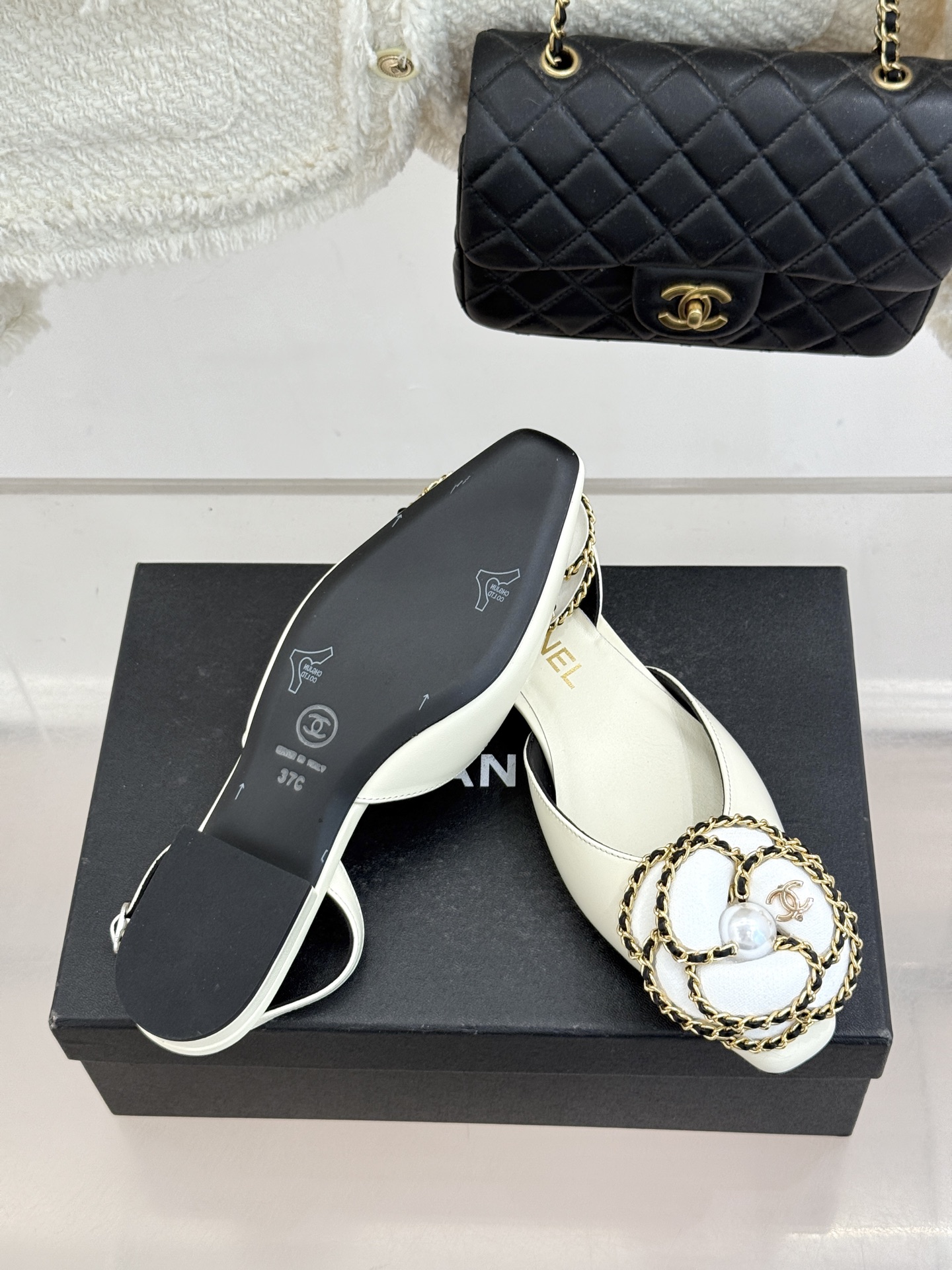 CHANE* ｜小香双C链条山茶花平底后空凉鞋将双C、链条与山茶花符号完美交织。柔滑小羊皮贴合足背 细腻