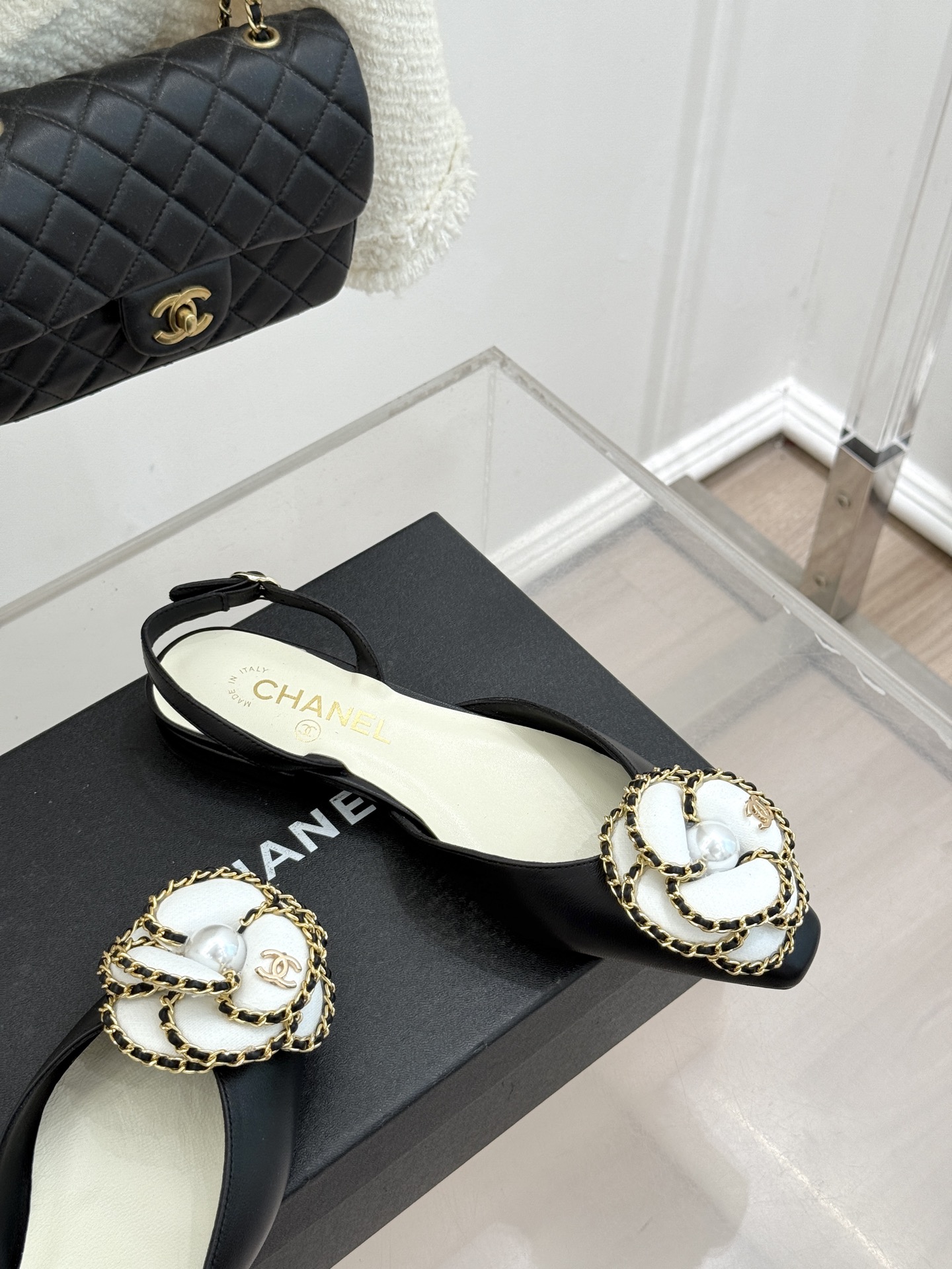 CHANE* ｜小香双C链条山茶花平底后空凉鞋将双C、链条与山茶花符号完美交织。柔滑小羊皮贴合足背 细腻