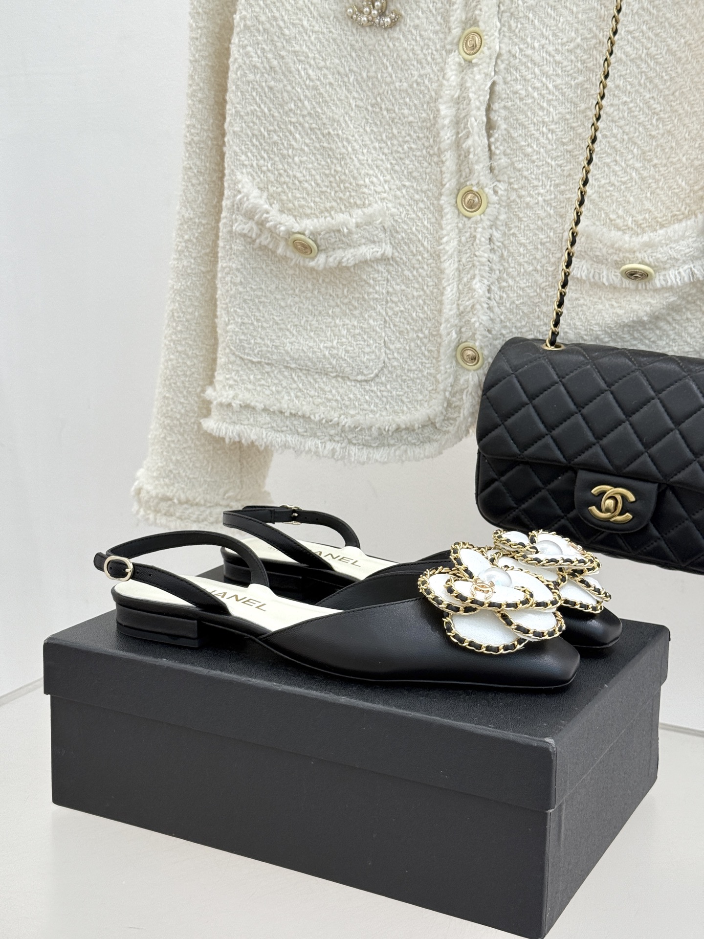 CHANE* ｜小香双C链条山茶花平底后空凉鞋将双C、链条与山茶花符号完美交织。柔滑小羊皮贴合足背 细腻