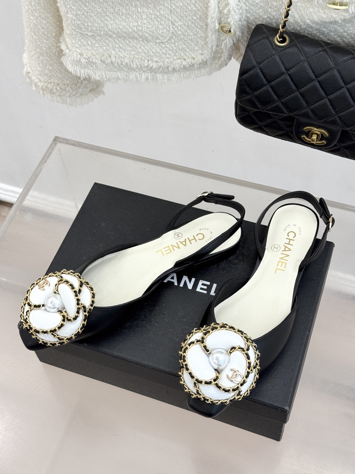 CHANE* ｜小香双C链条山茶花平底后空凉鞋将双C、链条与山茶花符号完美交织。柔滑小羊皮贴合足背 细腻