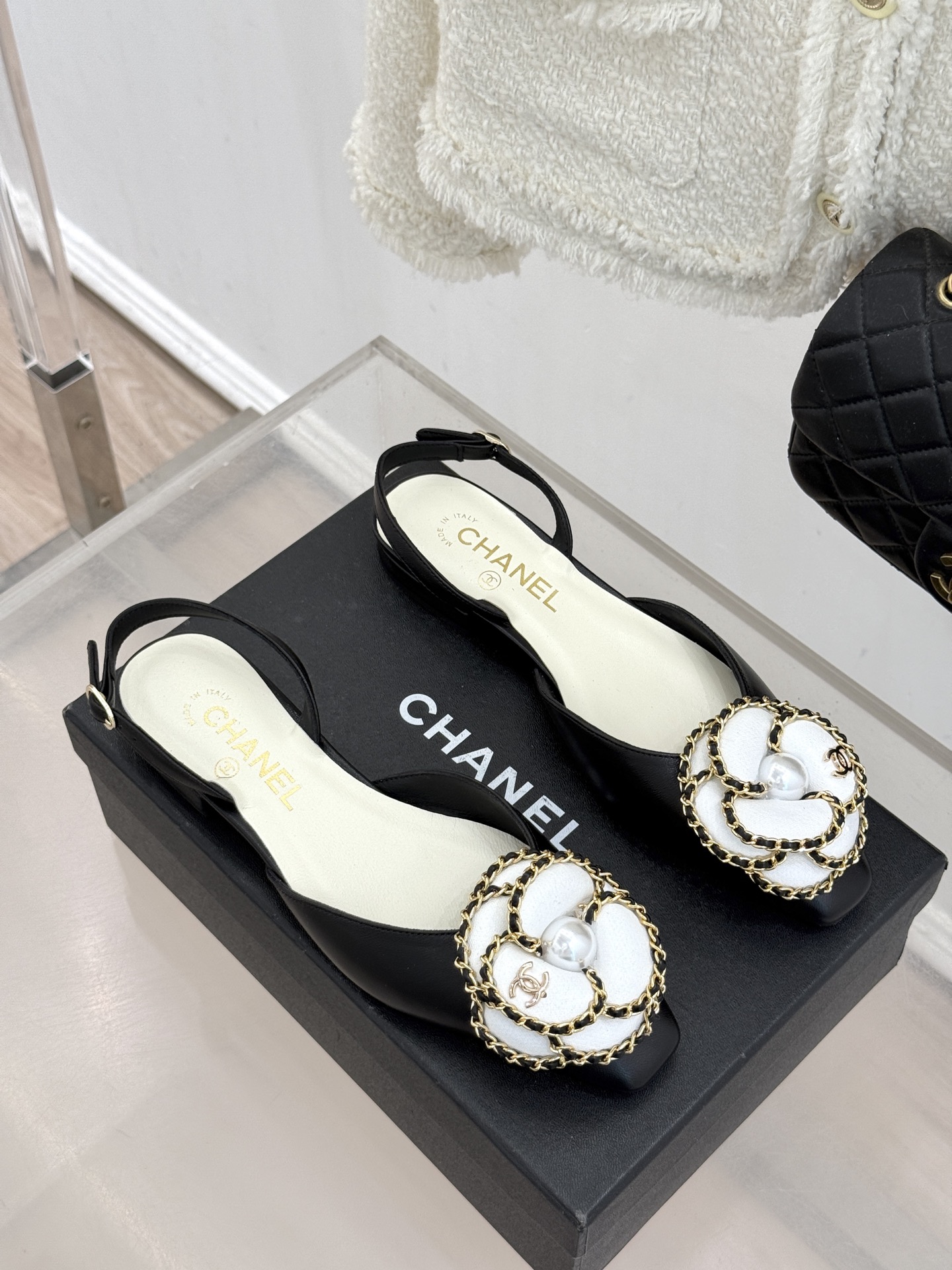 CHANE* ｜小香双C链条山茶花平底后空凉鞋将双C、链条与山茶花符号完美交织。柔滑小羊皮贴合足背 细腻