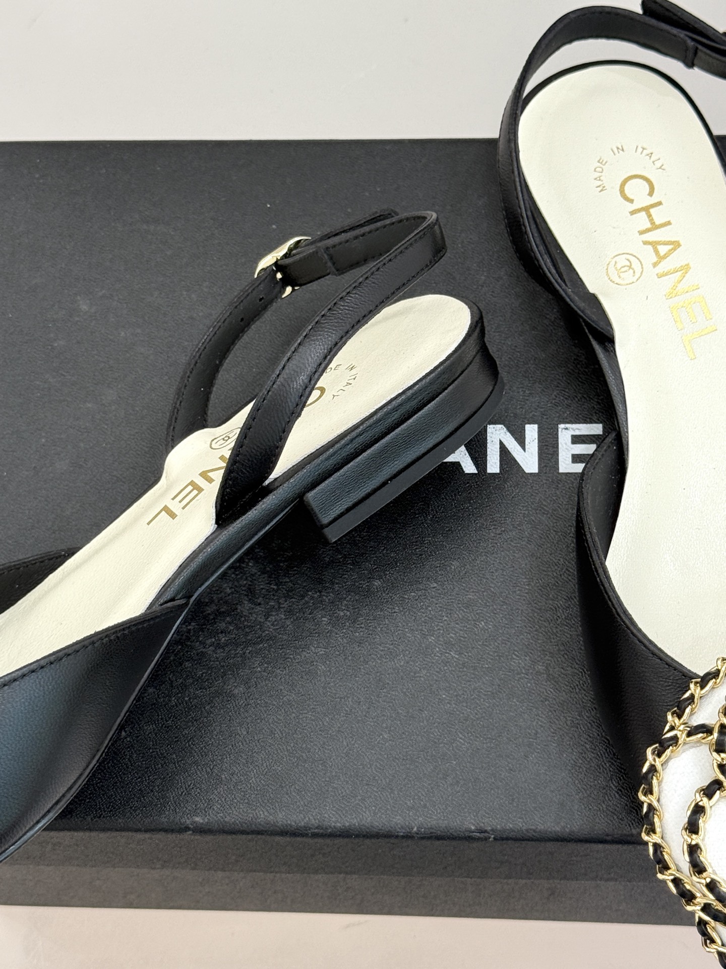 CHANE* ｜小香双C链条山茶花平底后空凉鞋将双C、链条与山茶花符号完美交织。柔滑小羊皮贴合足背 细腻