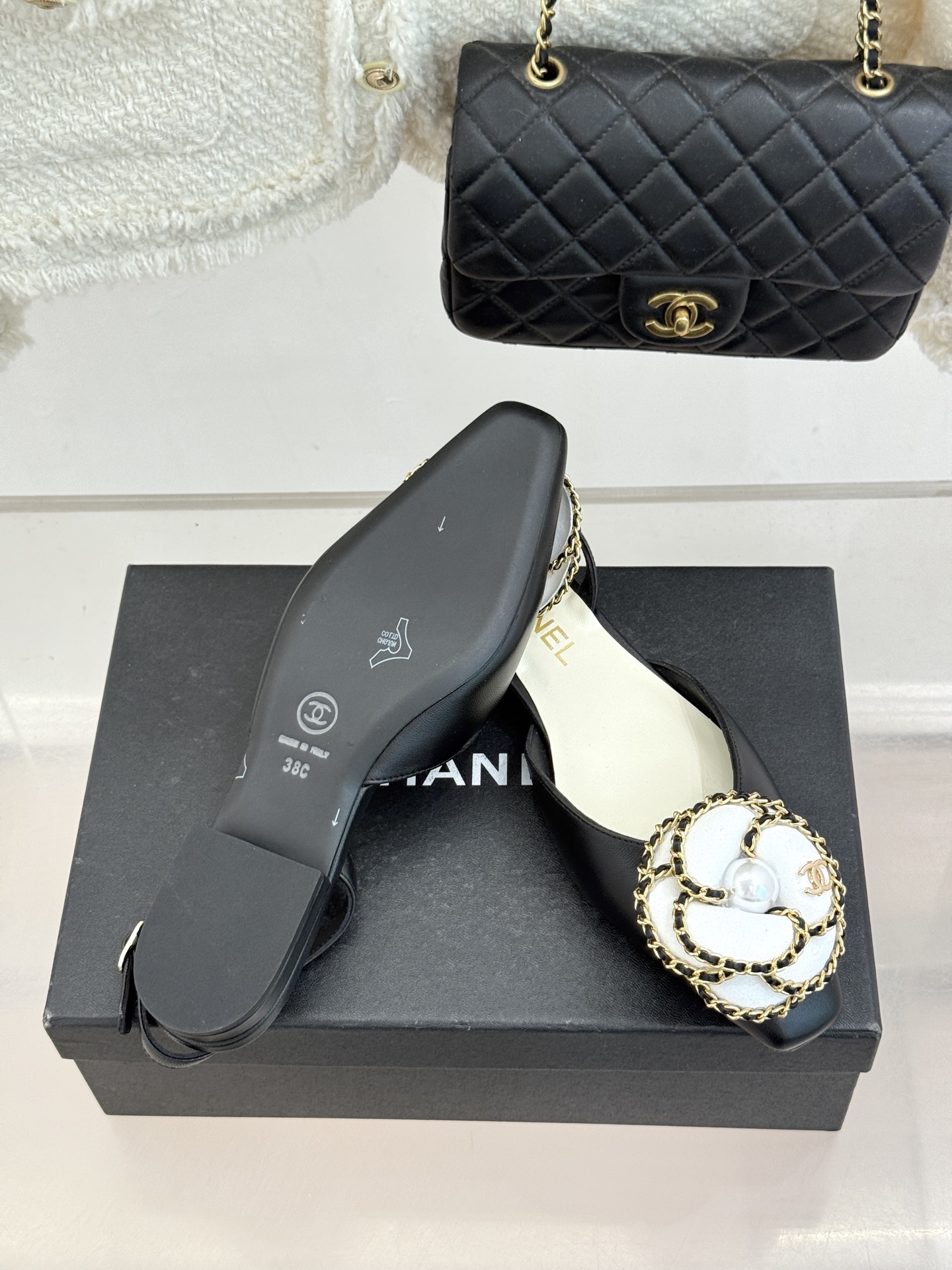 CHANE* ｜小香双C链条山茶花平底后空凉鞋将双C、链条与山茶花符号完美交织。柔滑小羊皮贴合足背 细腻