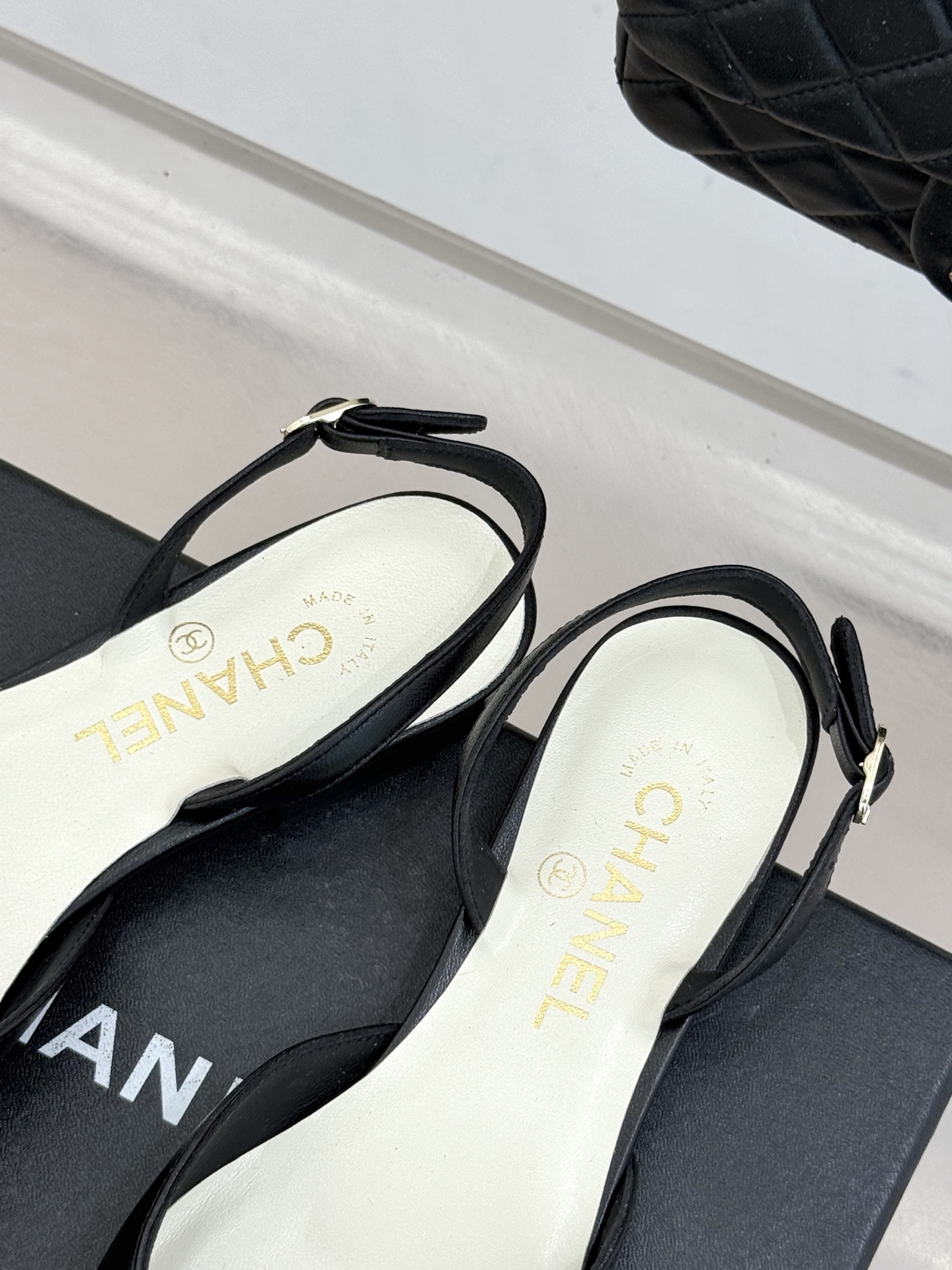 CHANE* ｜小香双C链条山茶花平底后空凉鞋将双C、链条与山茶花符号完美交织。柔滑小羊皮贴合足背 细腻