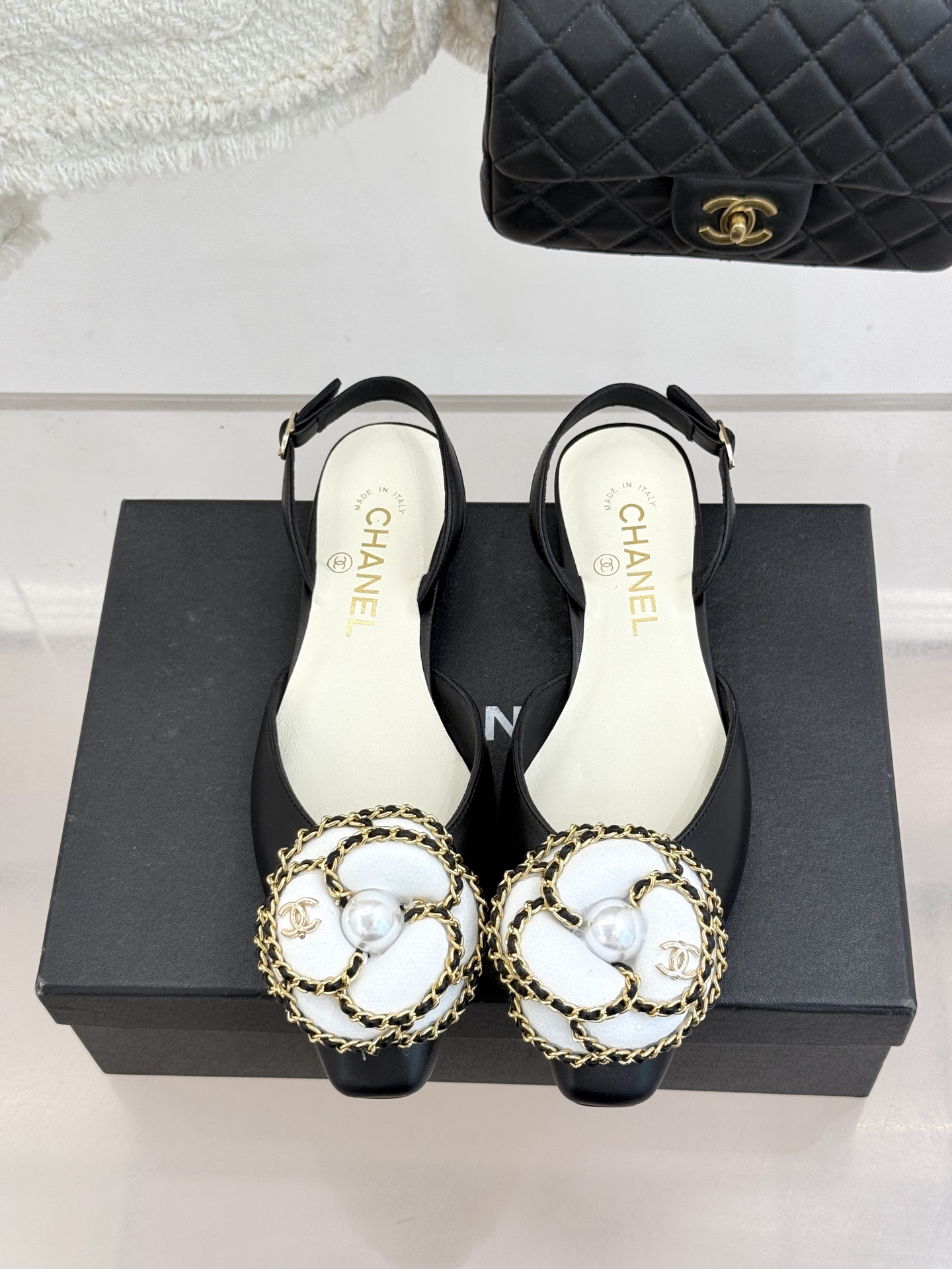 CHANE* ｜小香双C链条山茶花平底后空凉鞋将双C、链条与山茶花符号完美交织。柔滑小羊皮贴合足背 细腻