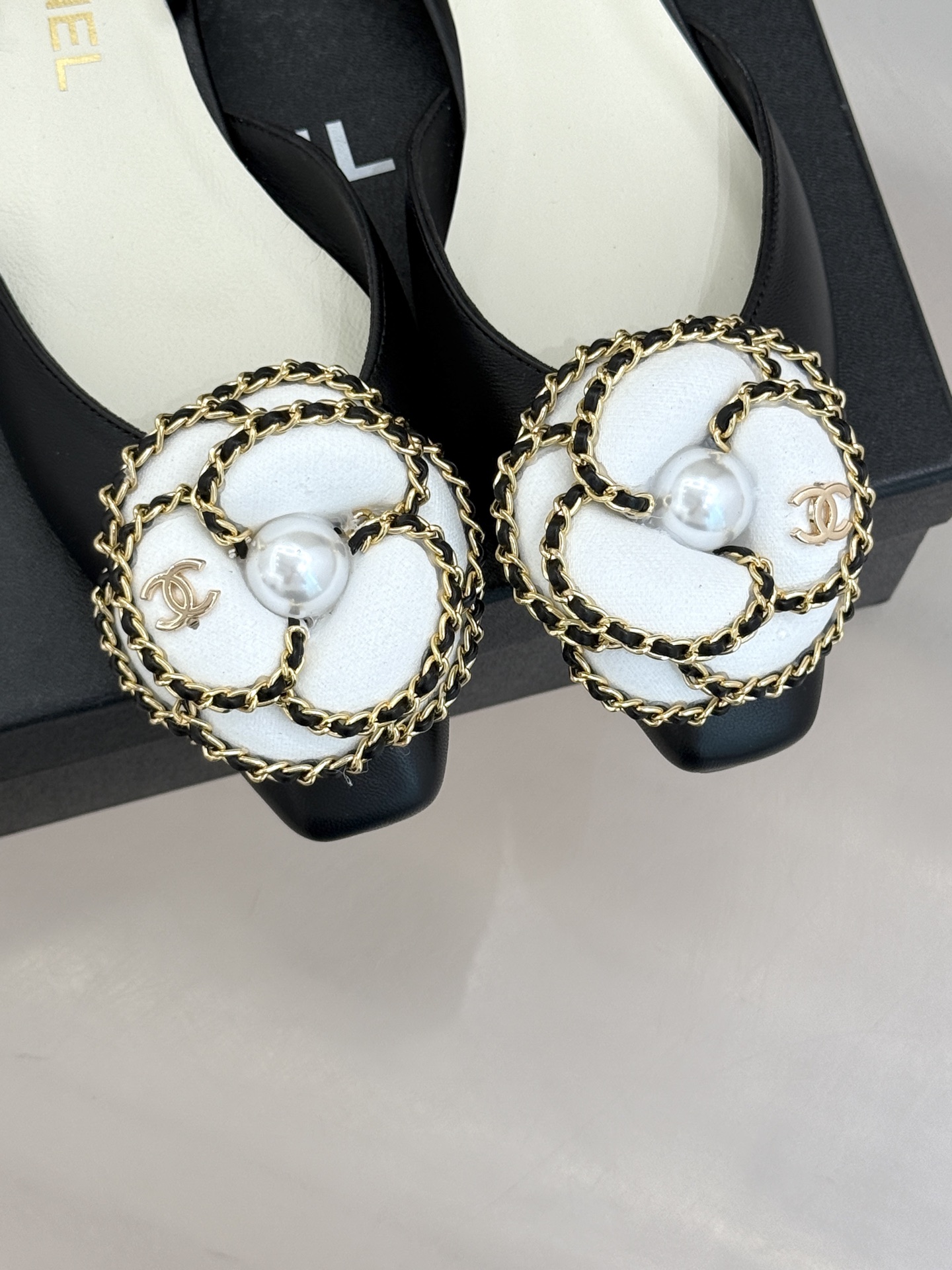 CHANE* ｜小香双C链条山茶花平底后空凉鞋将双C、链条与山茶花符号完美交织。柔滑小羊皮贴合足背 细腻