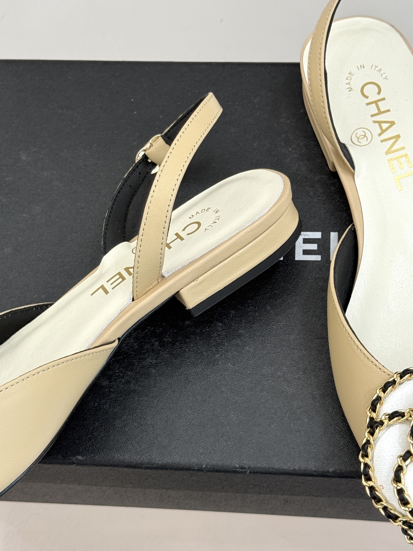 CHANE* ｜小香双C链条山茶花平底后空凉鞋将双C、链条与山茶花符号完美交织。柔滑小羊皮贴合足背 细腻