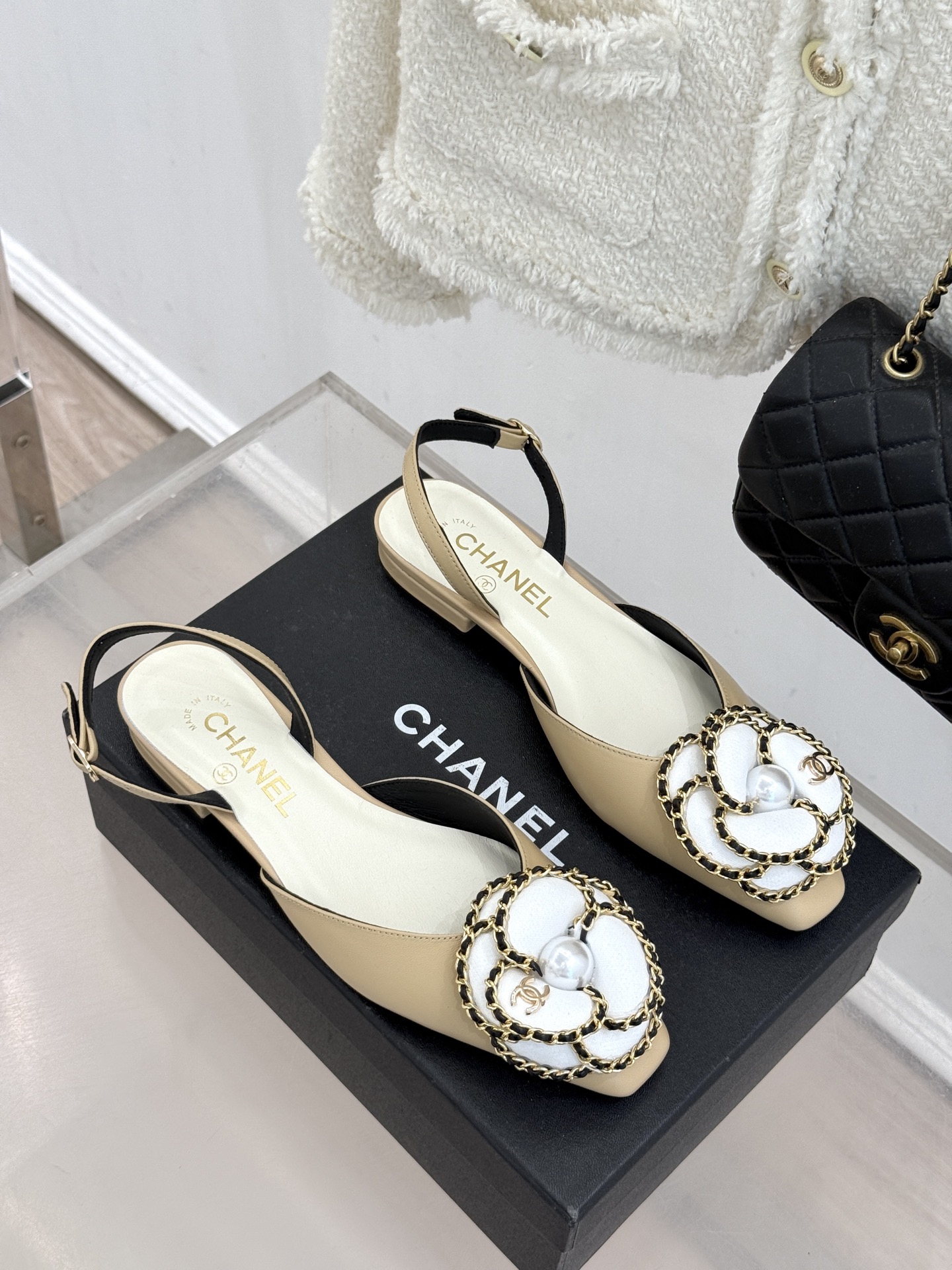 CHANE* ｜小香双C链条山茶花平底后空凉鞋将双C、链条与山茶花符号完美交织。柔滑小羊皮贴合足背 细腻