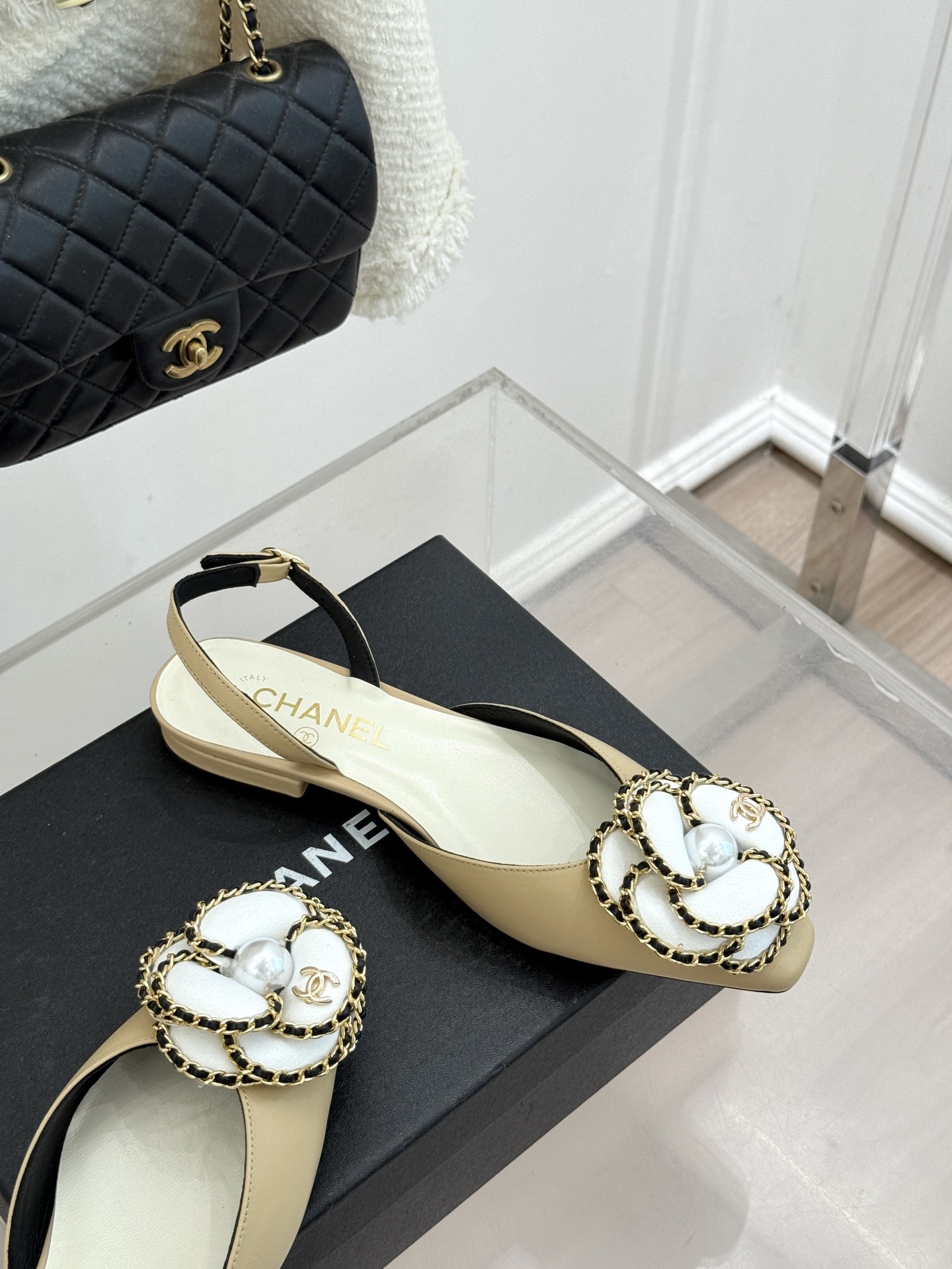 CHANE* ｜小香双C链条山茶花平底后空凉鞋将双C、链条与山茶花符号完美交织。柔滑小羊皮贴合足背 细腻