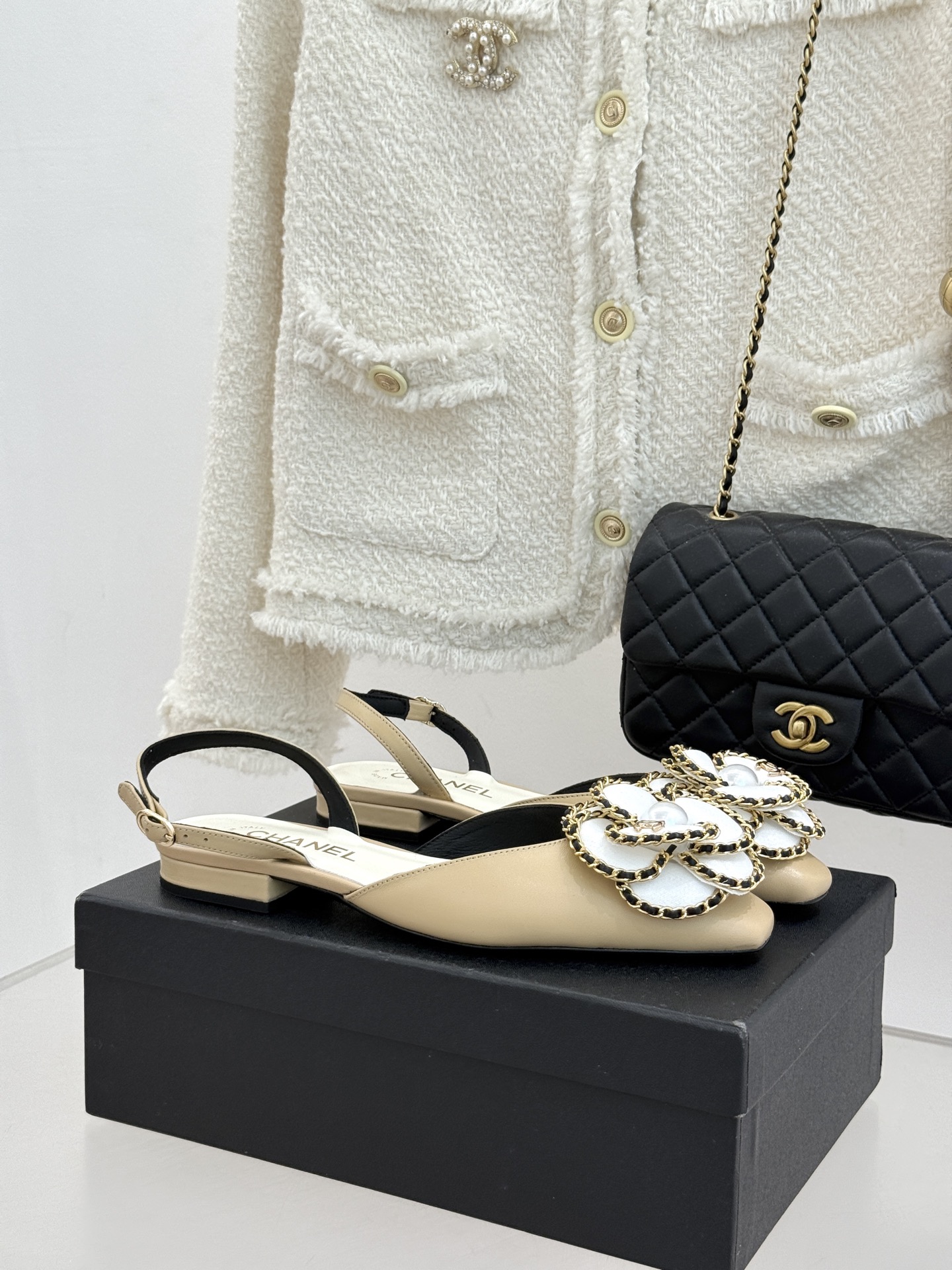 CHANE* ｜小香双C链条山茶花平底后空凉鞋将双C、链条与山茶花符号完美交织。柔滑小羊皮贴合足背 细腻