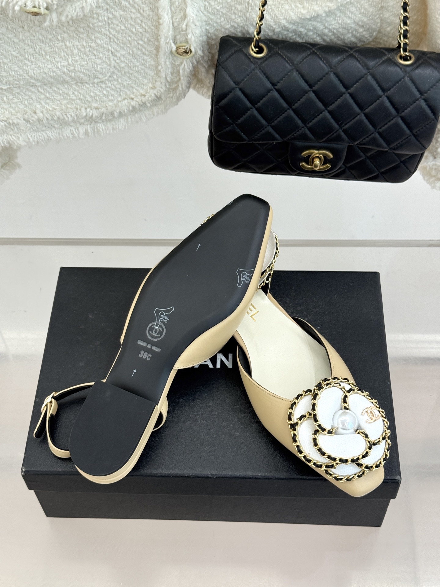 CHANE* ｜小香双C链条山茶花平底后空凉鞋将双C、链条与山茶花符号完美交织。柔滑小羊皮贴合足背 细腻