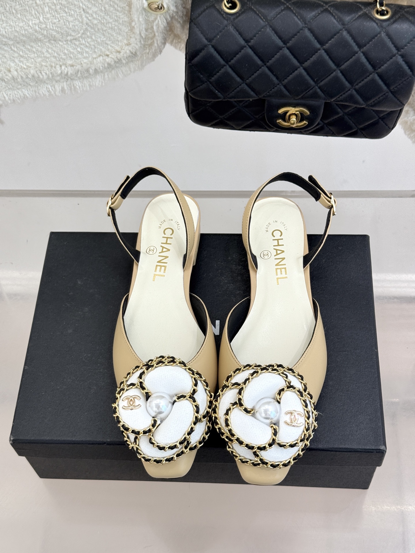 CHANE* ｜小香双C链条山茶花平底后空凉鞋将双C、链条与山茶花符号完美交织。柔滑小羊皮贴合足背 细腻