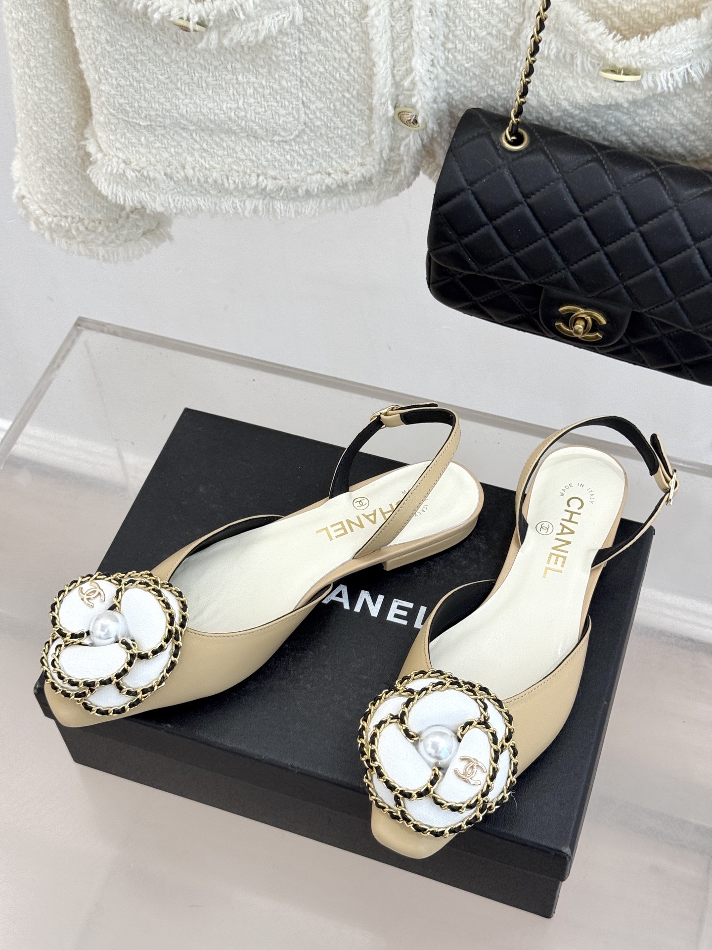 CHANE* ｜小香双C链条山茶花平底后空凉鞋将双C、链条与山茶花符号完美交织。柔滑小羊皮贴合足背 细腻