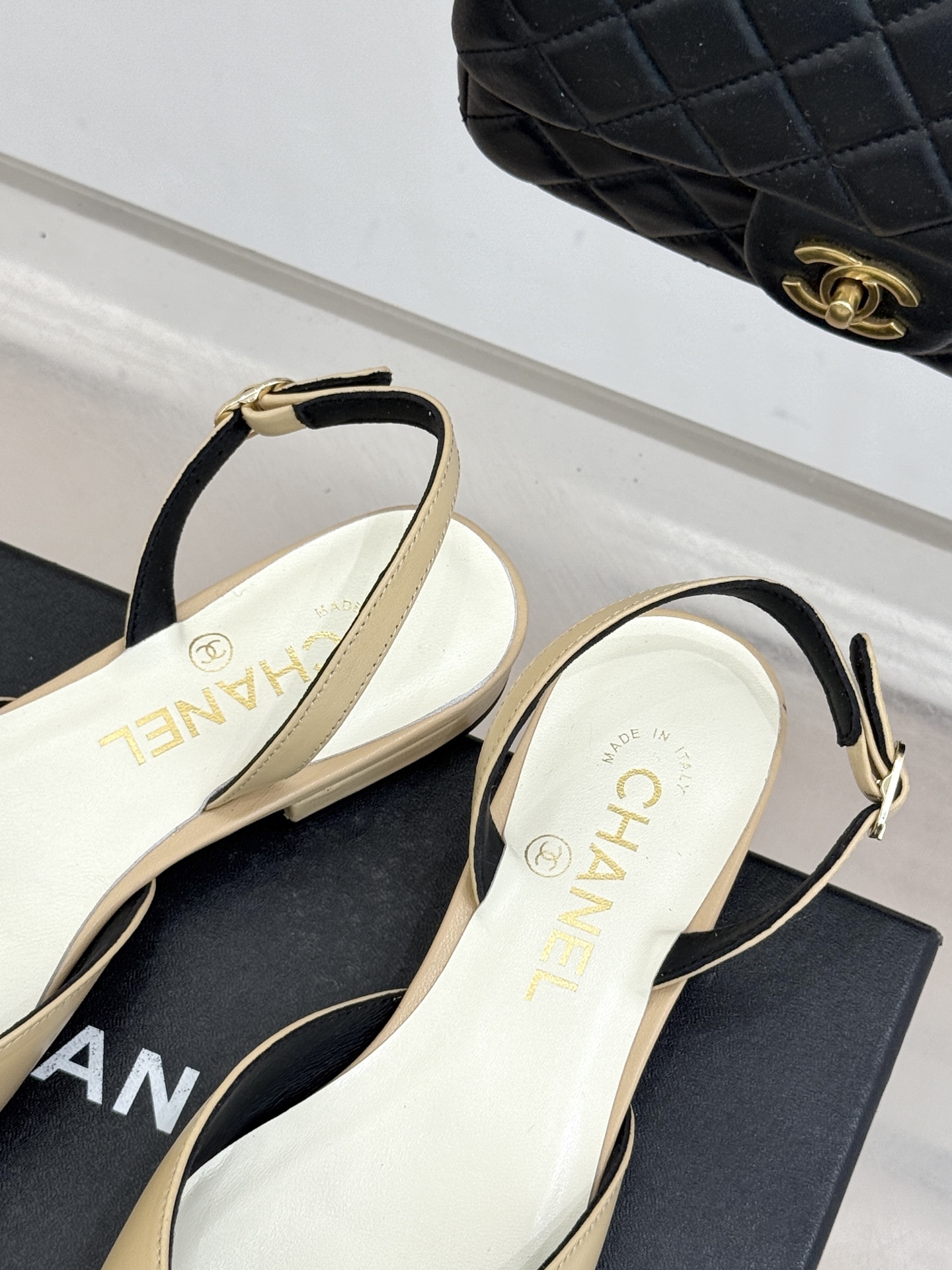 CHANE* ｜小香双C链条山茶花平底后空凉鞋将双C、链条与山茶花符号完美交织。柔滑小羊皮贴合足背 细腻